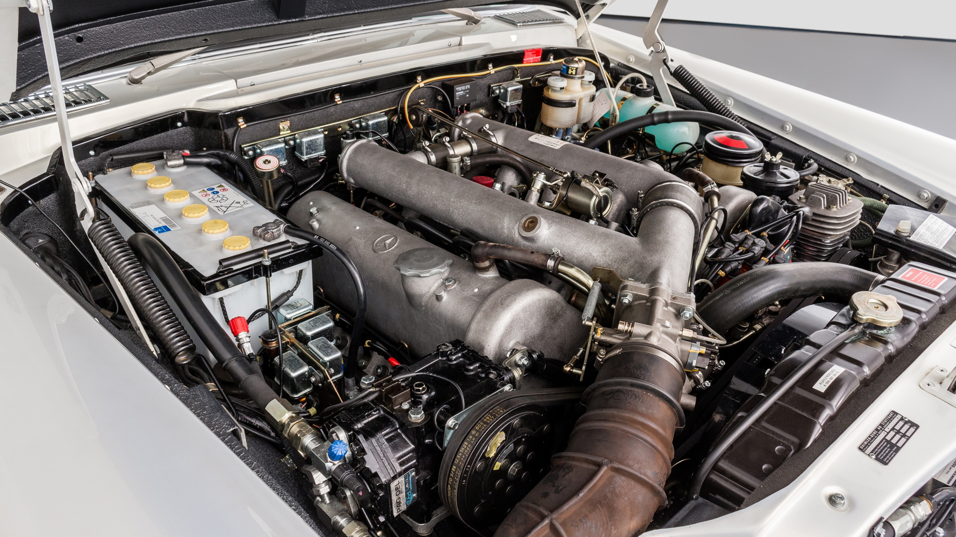 For $2.6M, Would You Get A 1975 Mercedes-Benz 600 Pullman Or A 2009 Maybach Landaulet?