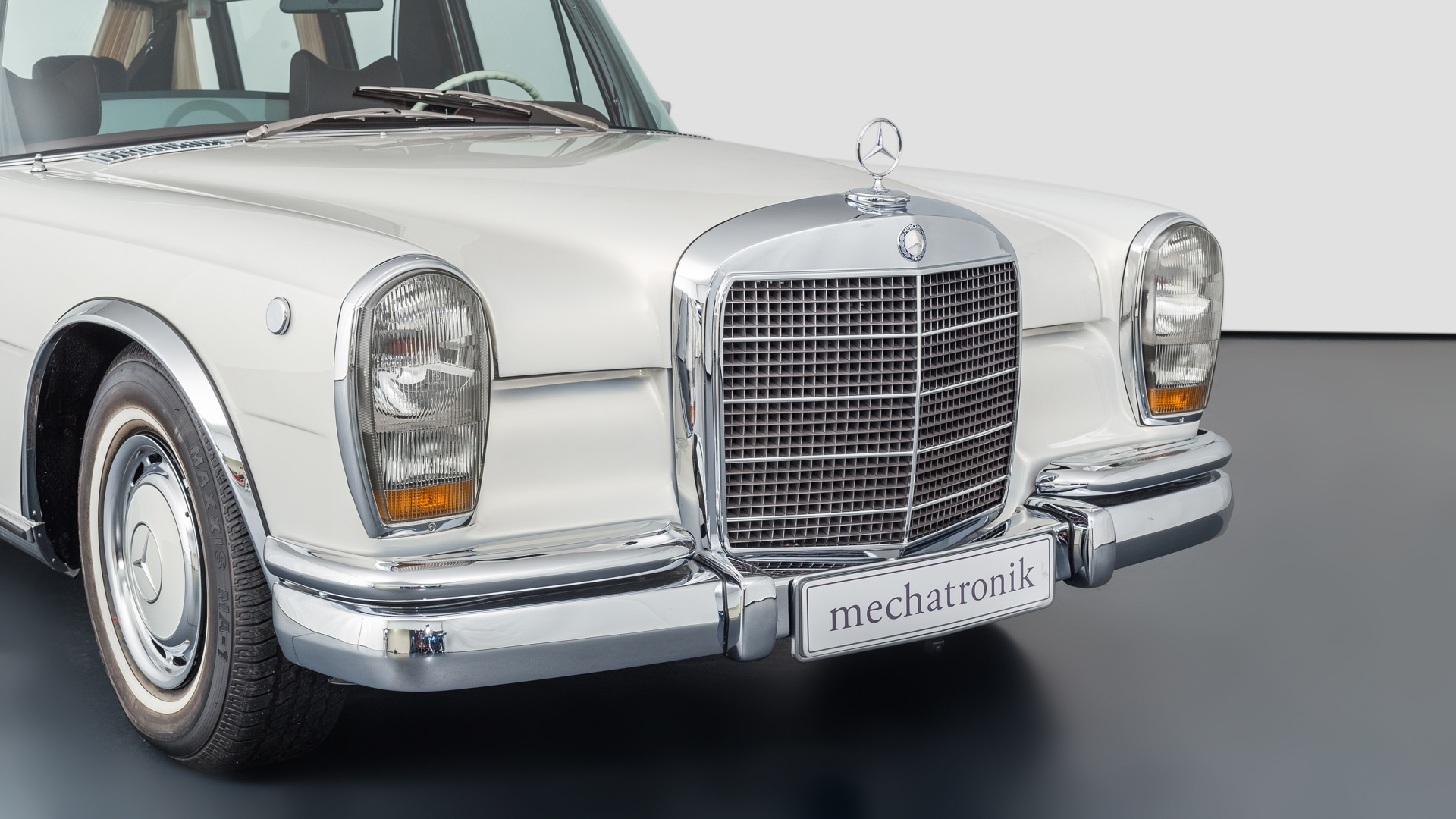 For $2.6M, Would You Get A 1975 Mercedes-Benz 600 Pullman Or A 2009 Maybach Landaulet?