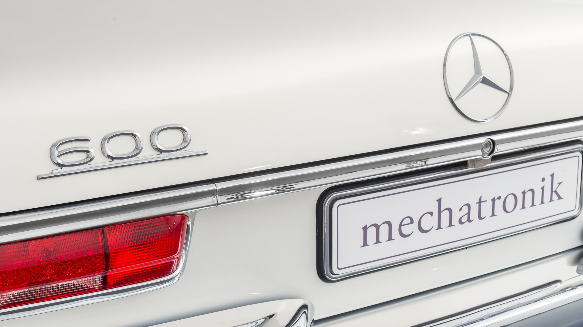 For $2.6M, Would You Get A 1975 Mercedes-Benz 600 Pullman Or A 2009 Maybach Landaulet?