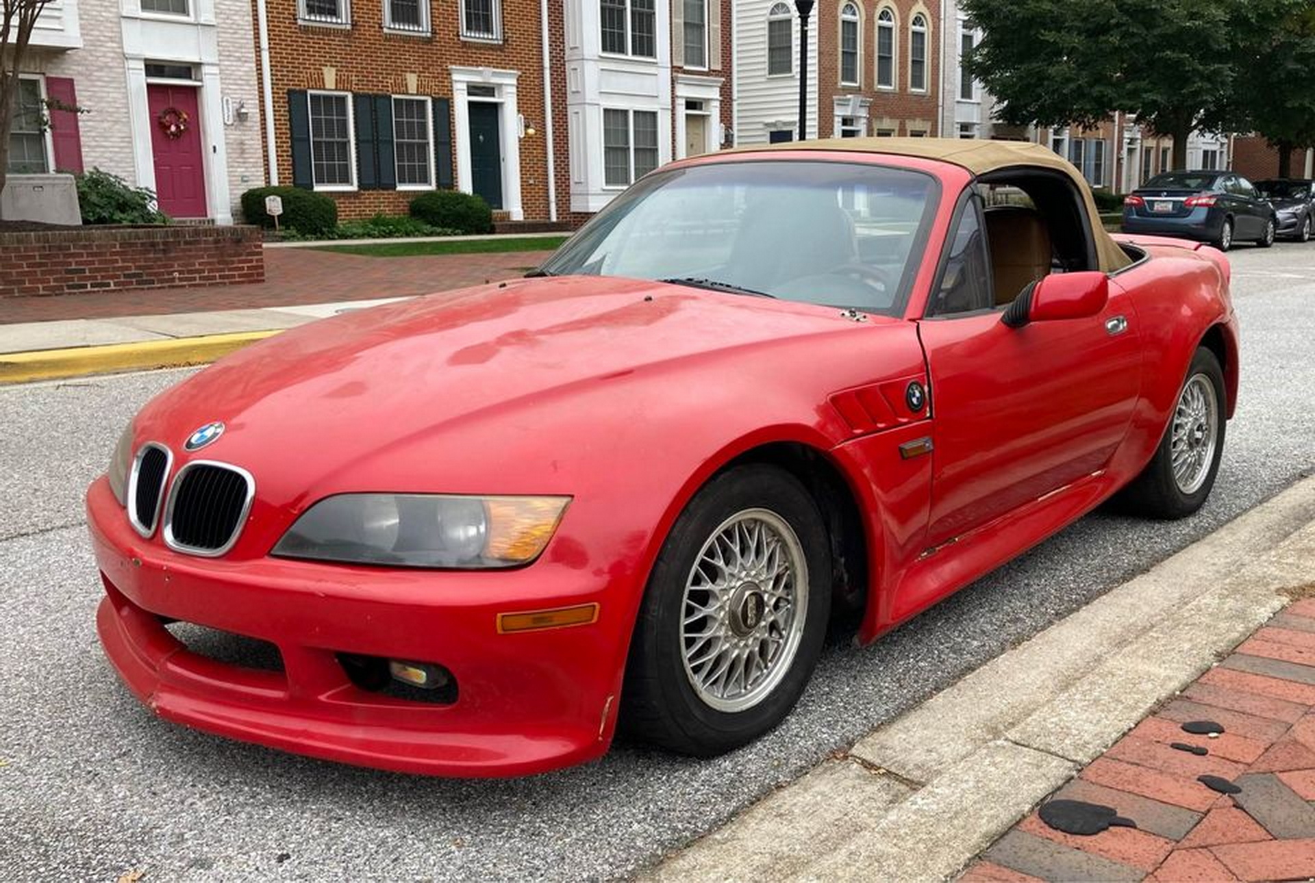 A First Gen Mazda MX-5 Does A Not-So-Convincing BMW Z3 Impersonation