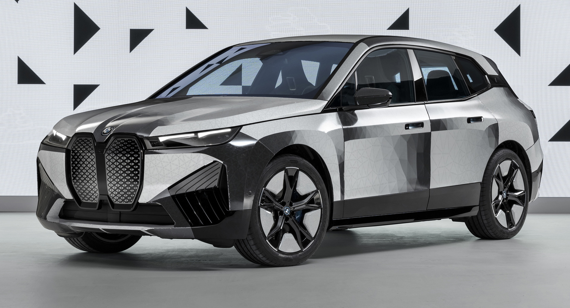 BMW’s E Ink Body Wrap Can Change From Black To White At The Touch Of A Button