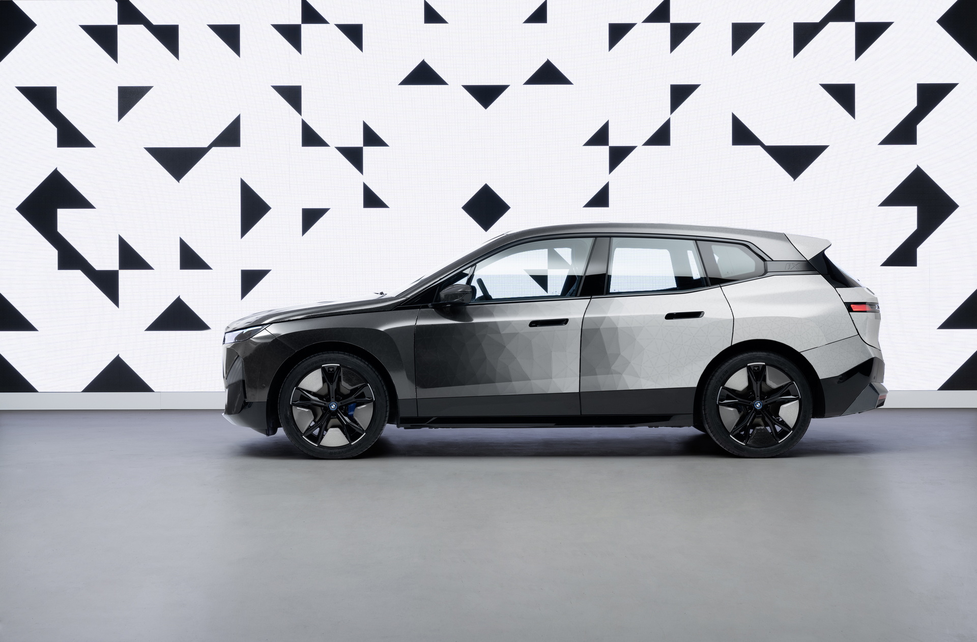 BMW’s E Ink Body Wrap Can Change From Black To White At The Touch Of A Button