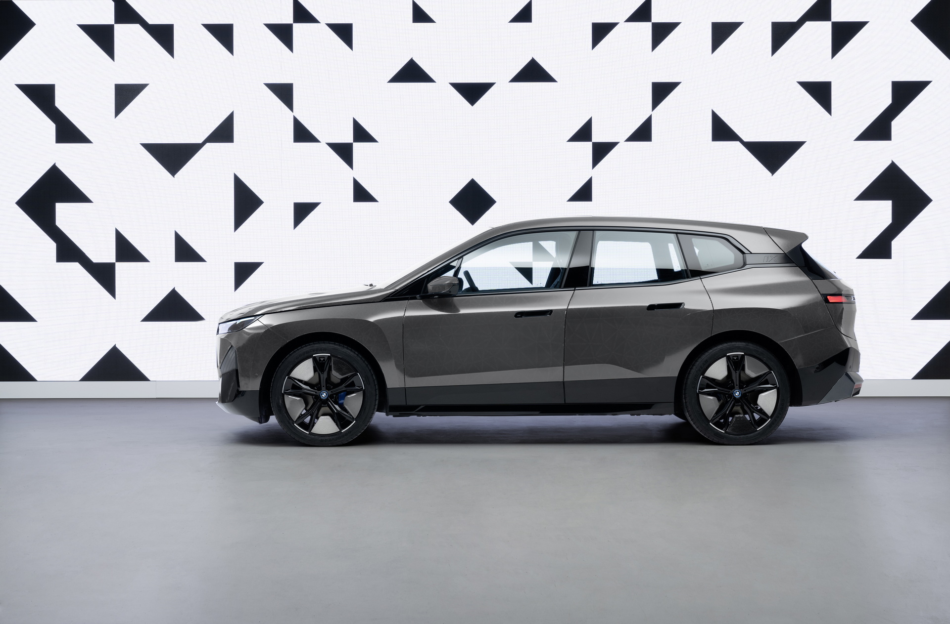 BMW’s E Ink Body Wrap Can Change From Black To White At The Touch Of A Button
