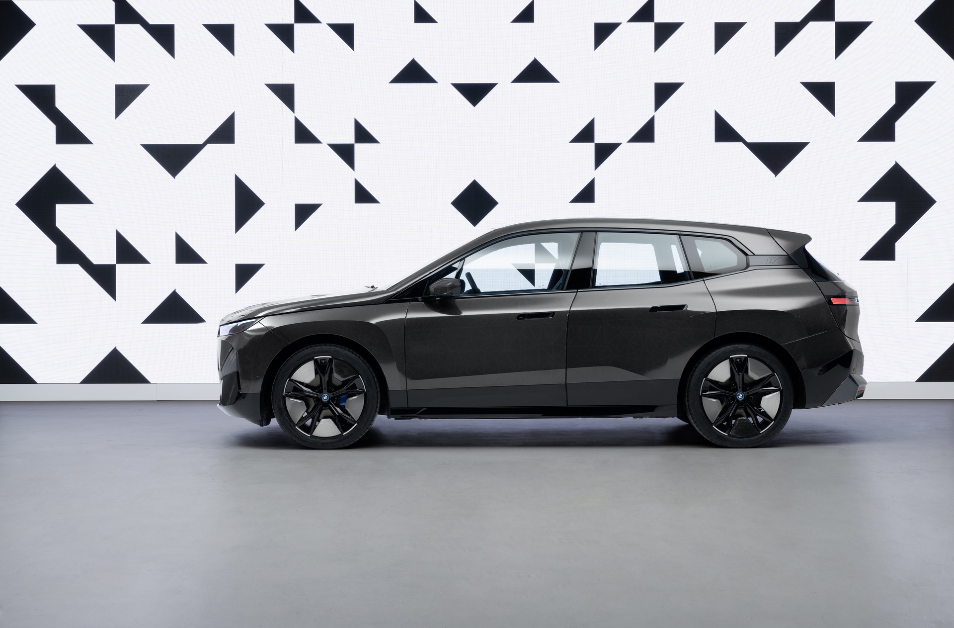 BMW’s E Ink Body Wrap Can Change From Black To White At The Touch Of A Button