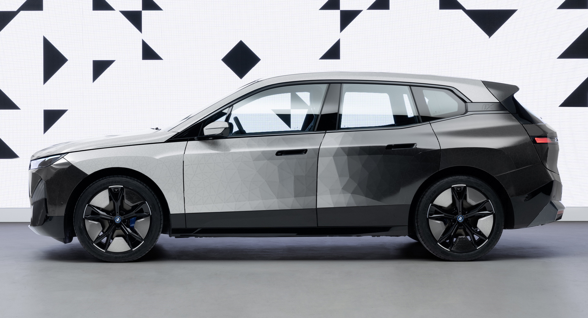 BMW’s E Ink Body Wrap Can Change From Black To White At The Touch Of A Button