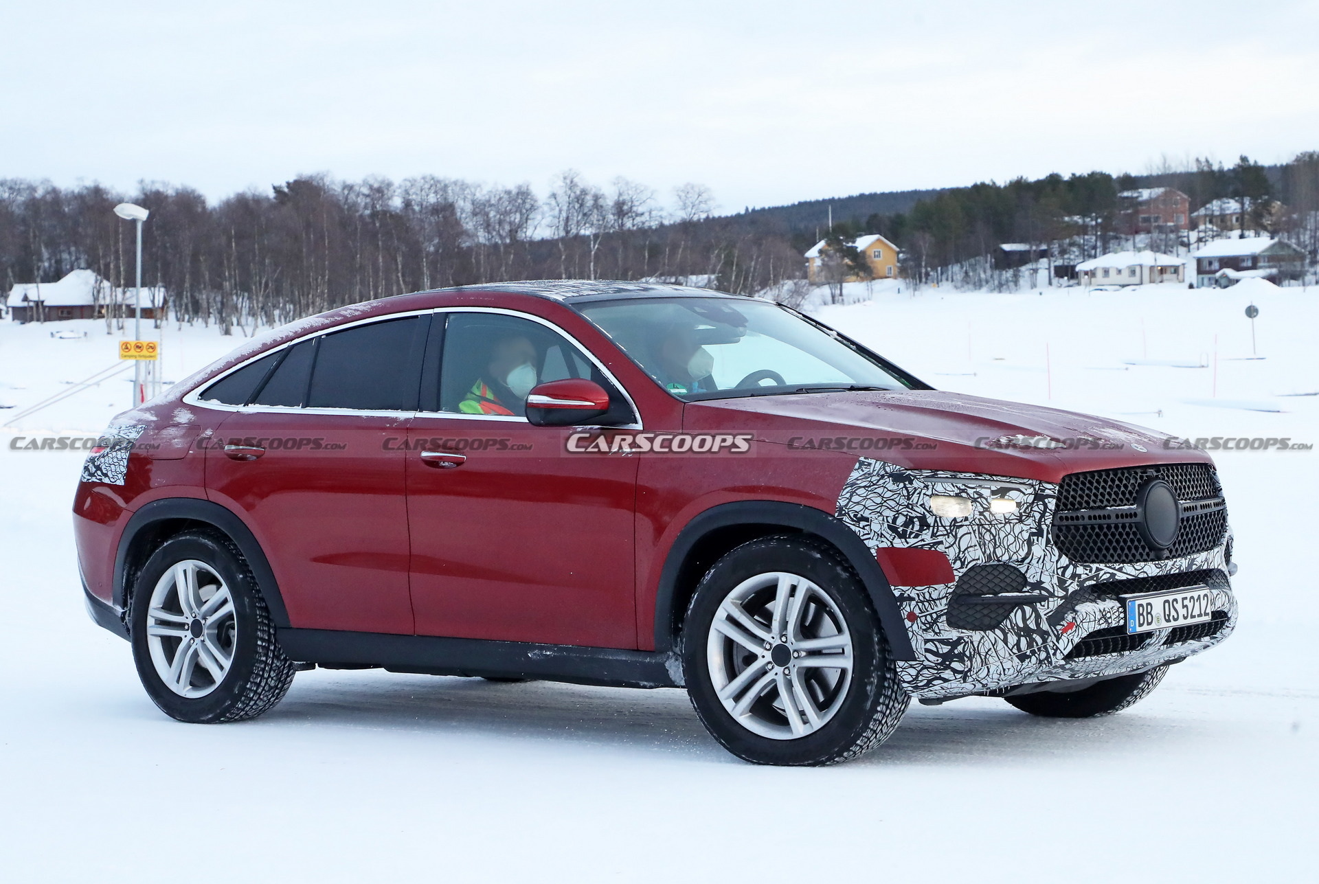 2023 Mercedes-Benz GLE Coupe Facelift Spied During Winter Testing