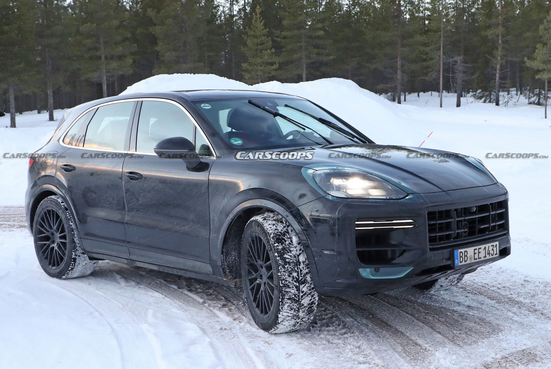 2023 Porsche Cayenne Spied Up Close, Facelifted Model Should Debut Later This Year