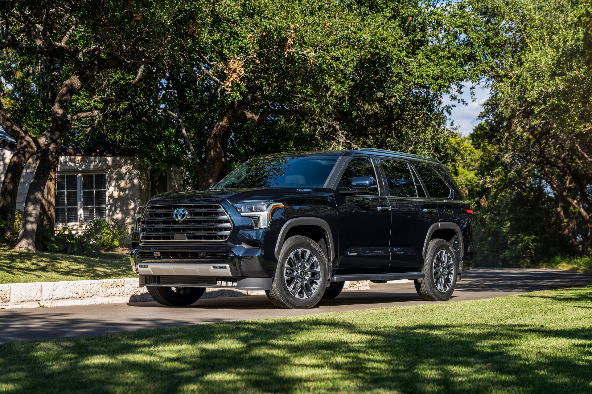 2023 Toyota Sequoia Debuts As A 437 HP Hybrid, Body-On-Frame 3-Row SUV