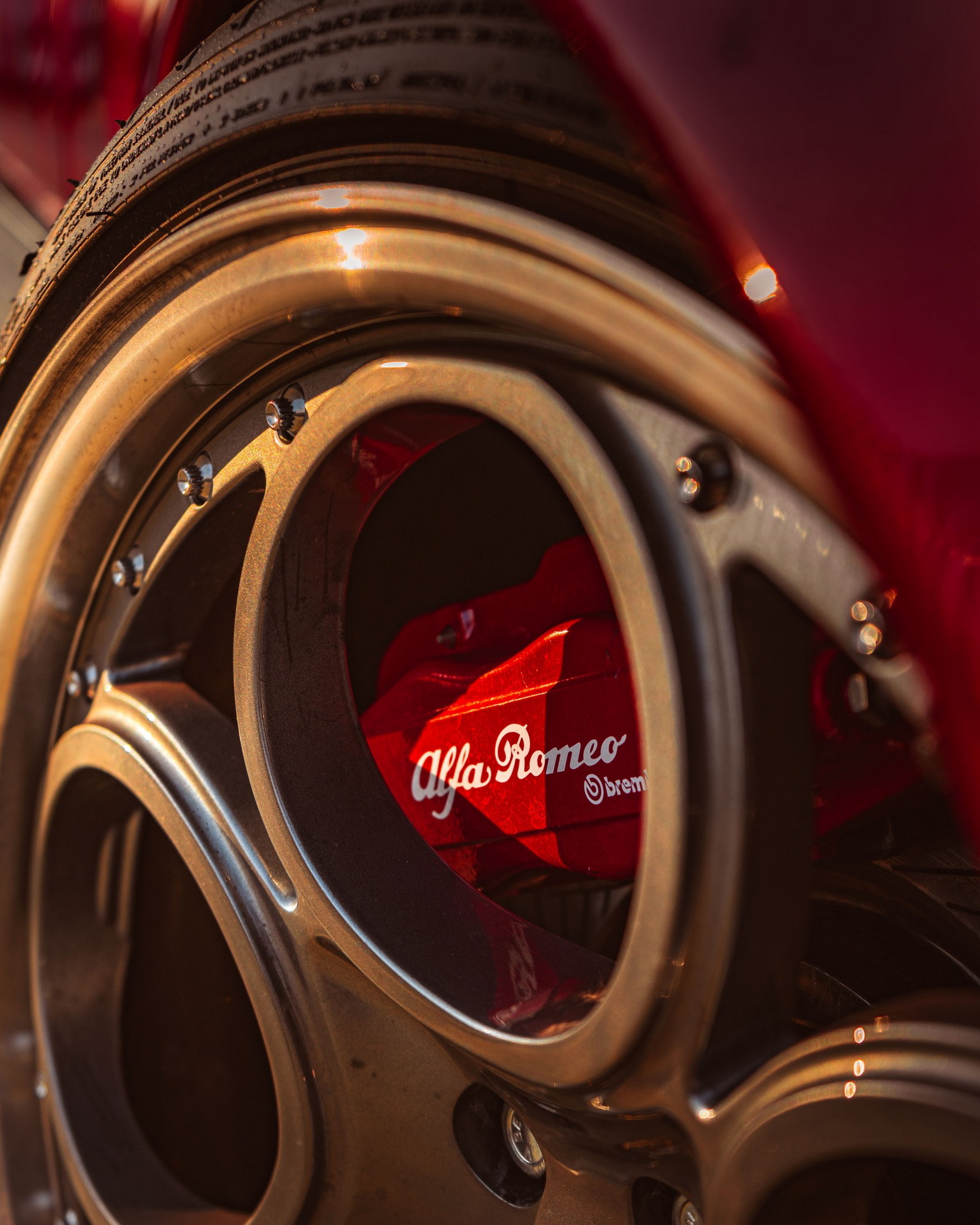 Alfa Romeo 164 Restomod Looks Gorgeous With Telephone-Dial Wheels And Carbon Bodykit