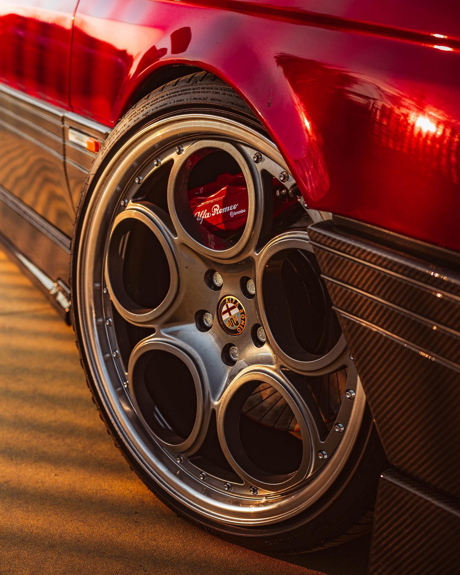 Alfa Romeo 164 Restomod Looks Gorgeous With Telephone-Dial Wheels And Carbon Bodykit