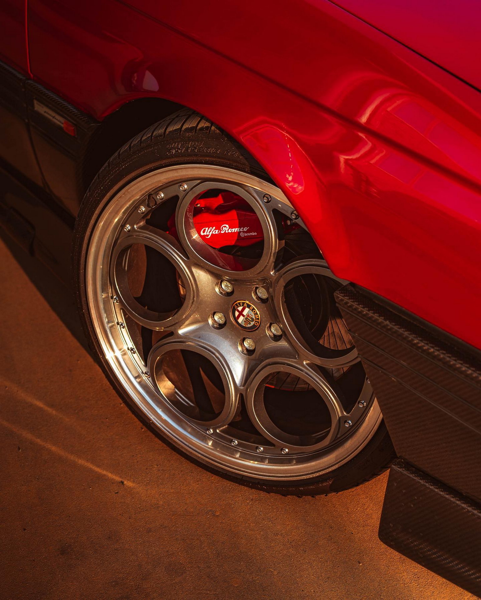 Alfa Romeo 164 Restomod Looks Gorgeous With Telephone-Dial Wheels And Carbon Bodykit