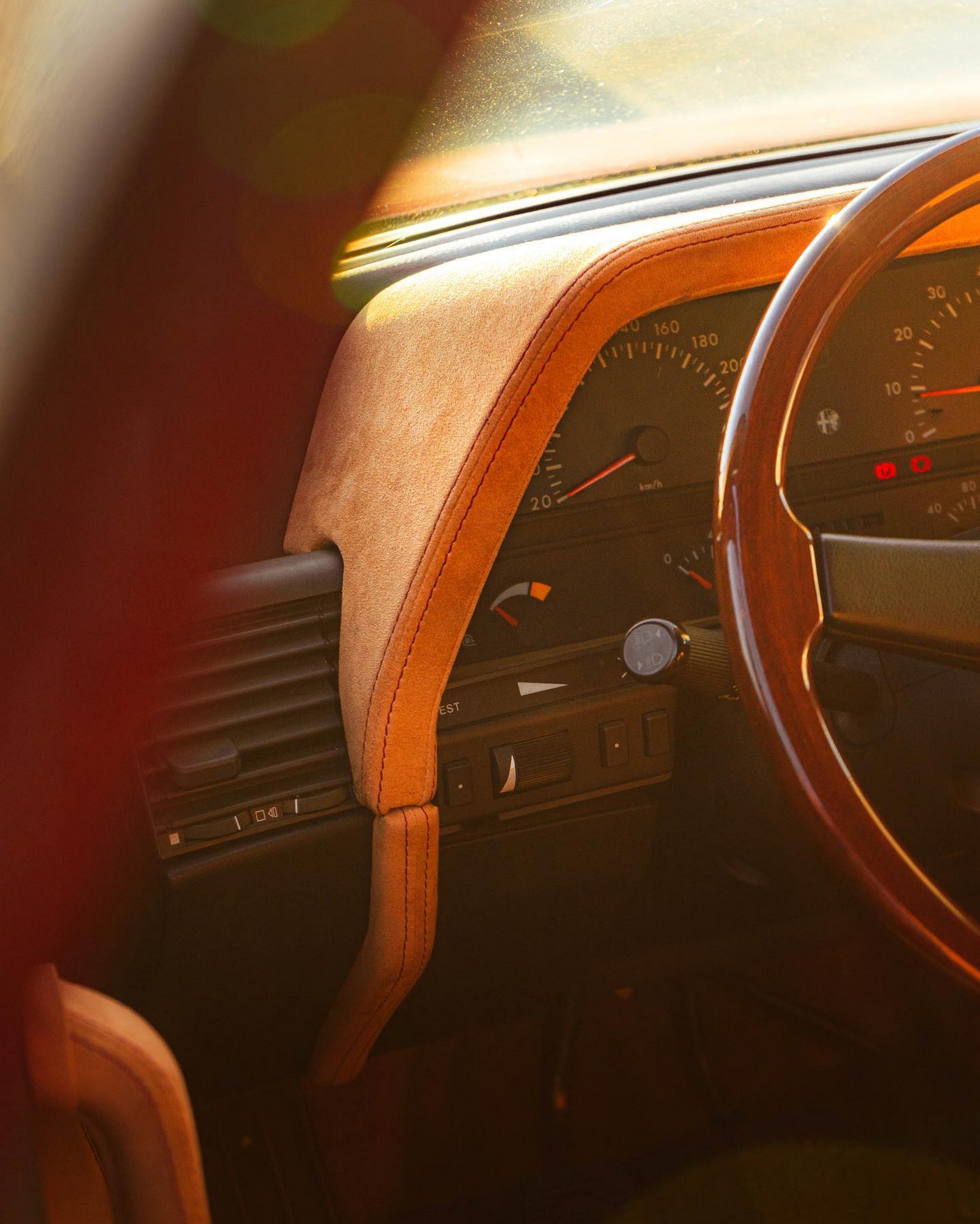 Alfa Romeo 164 Restomod Looks Gorgeous With Telephone-Dial Wheels And Carbon Bodykit