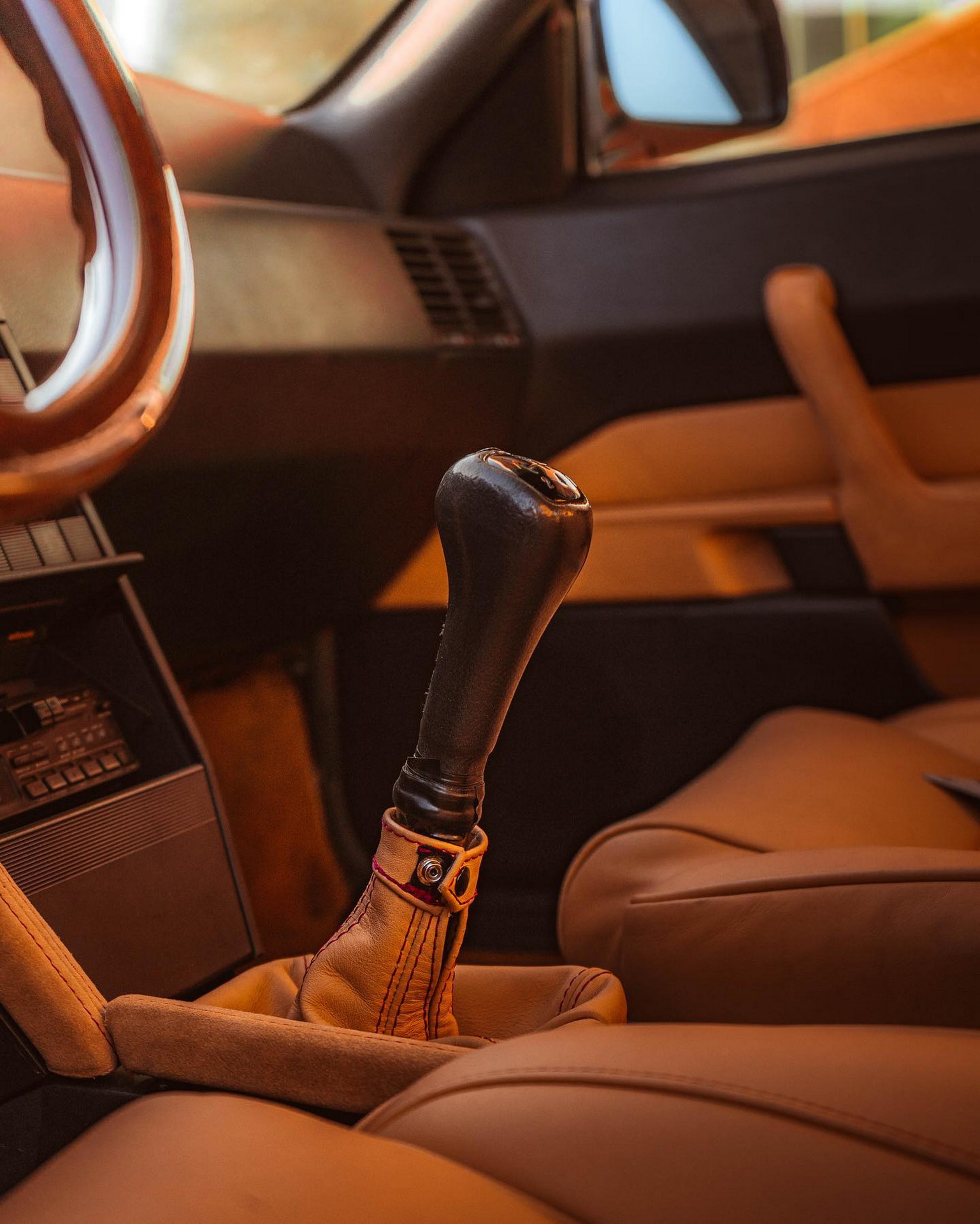 Alfa Romeo 164 Restomod Looks Gorgeous With Telephone-Dial Wheels And Carbon Bodykit