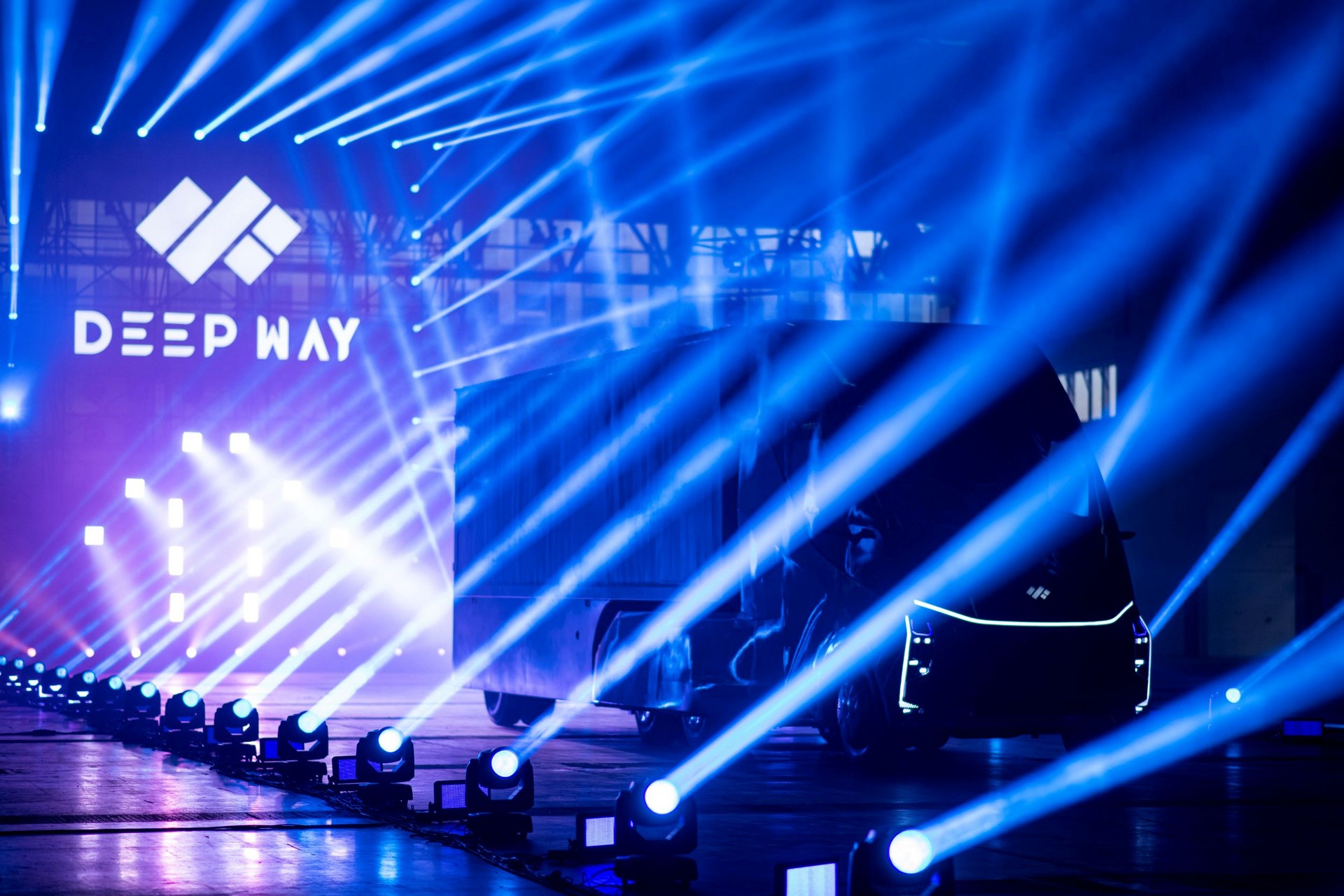 Baidu’s DeepWay Xingtu Electric Truck Has A 450 kWh Battery And Level 4 Autonomy