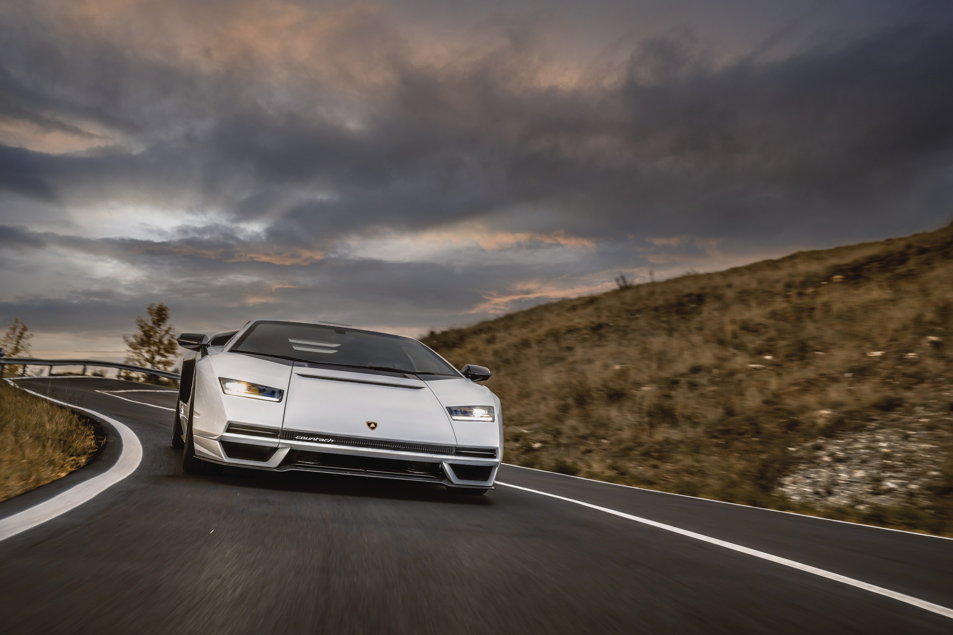 The Lamborghini Countach LPI 800-4 Does Look Better On The Road