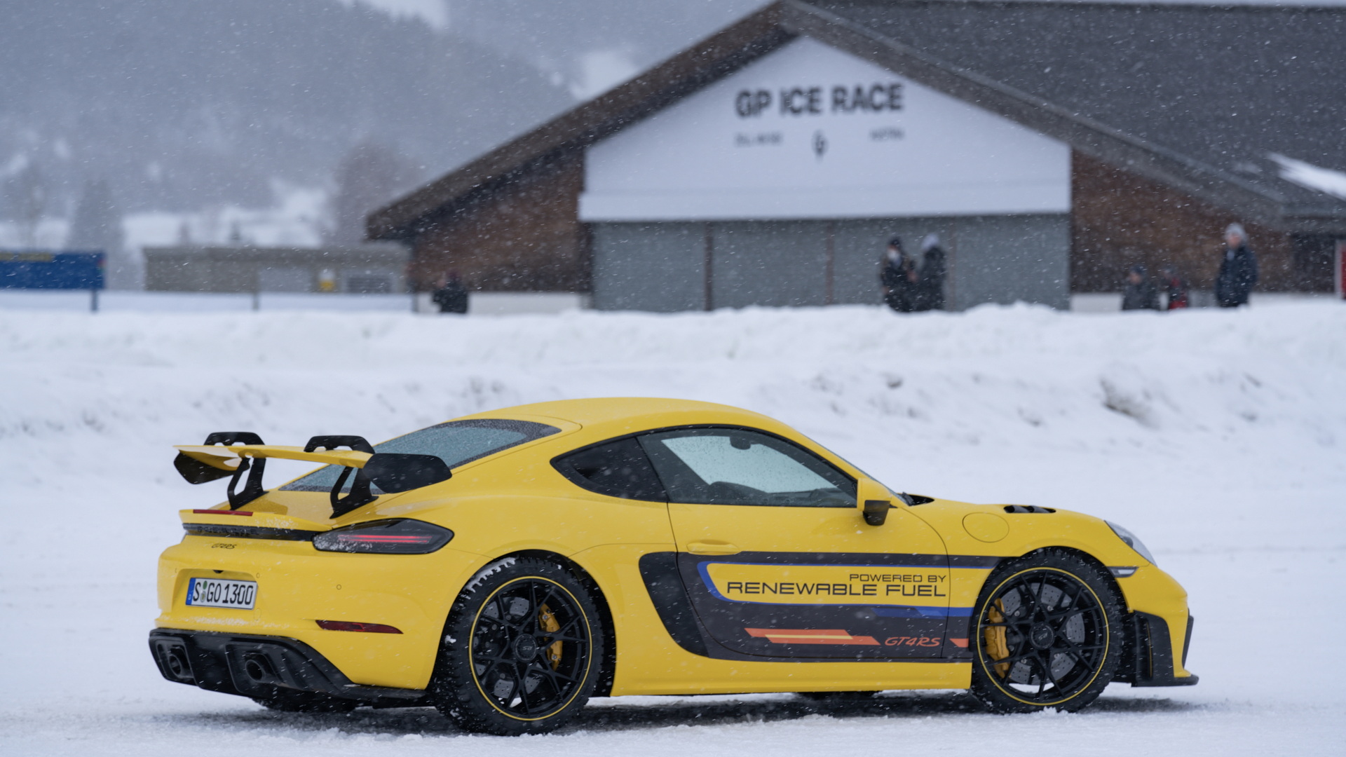 See How The Porsche 718 Cayman GT4 RS Handles Ice Racing In Austria