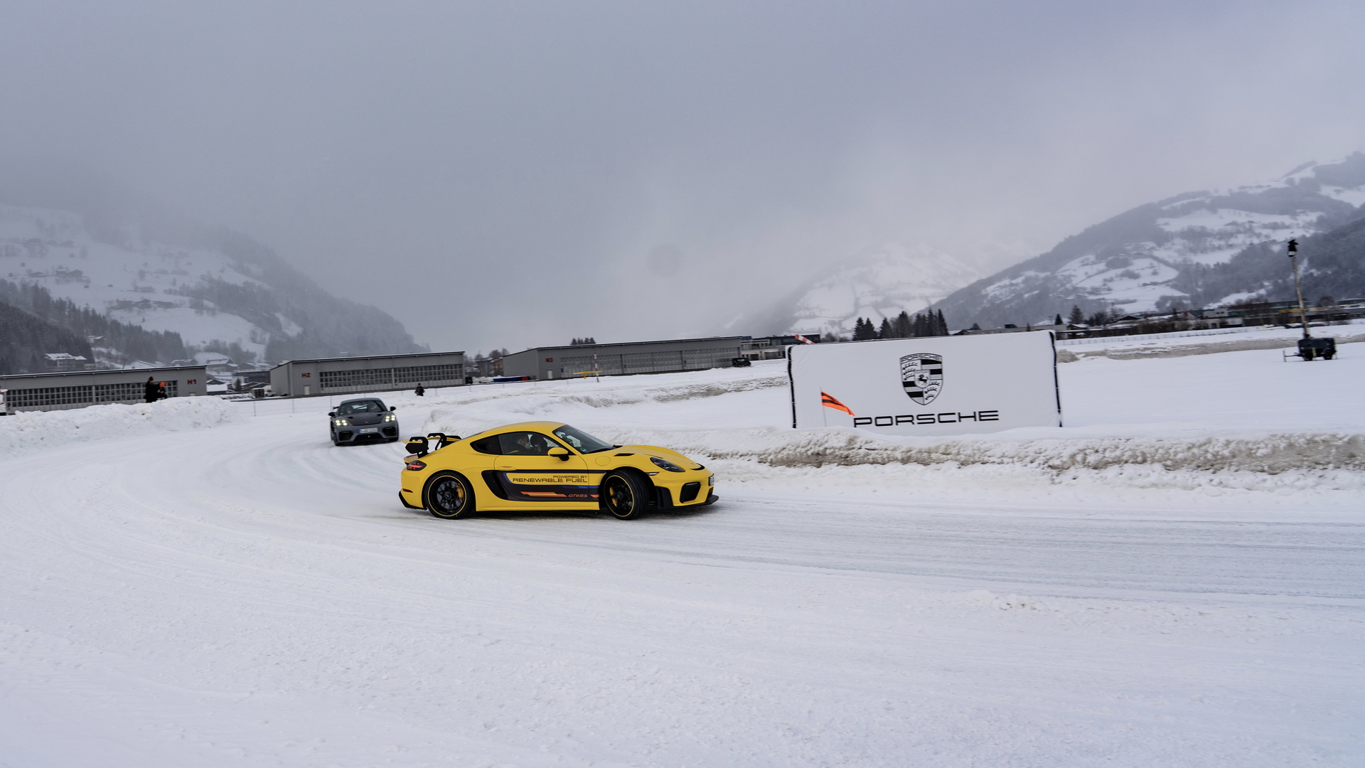 See How The Porsche 718 Cayman GT4 RS Handles Ice Racing In Austria