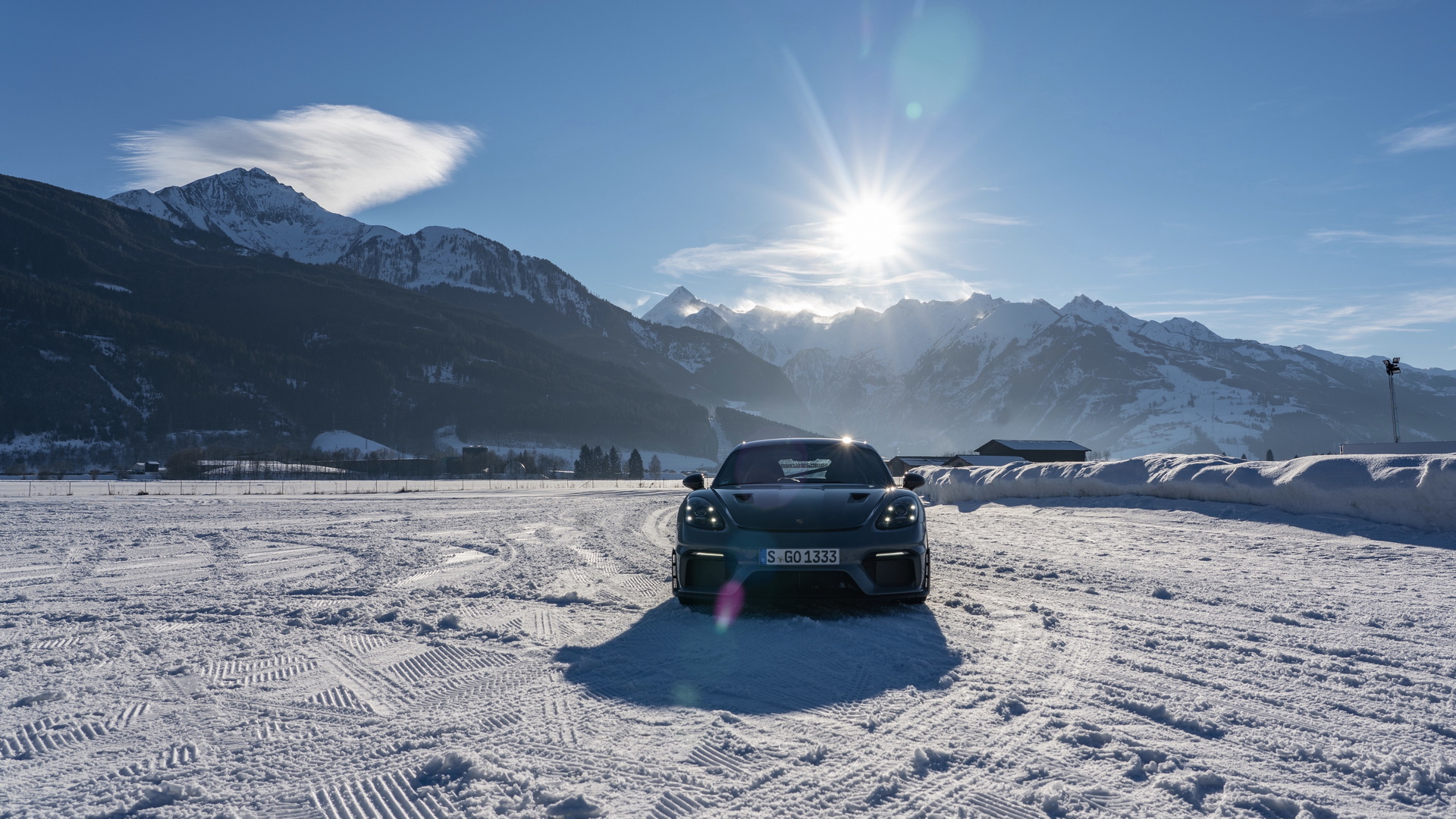See How The Porsche 718 Cayman GT4 RS Handles Ice Racing In Austria