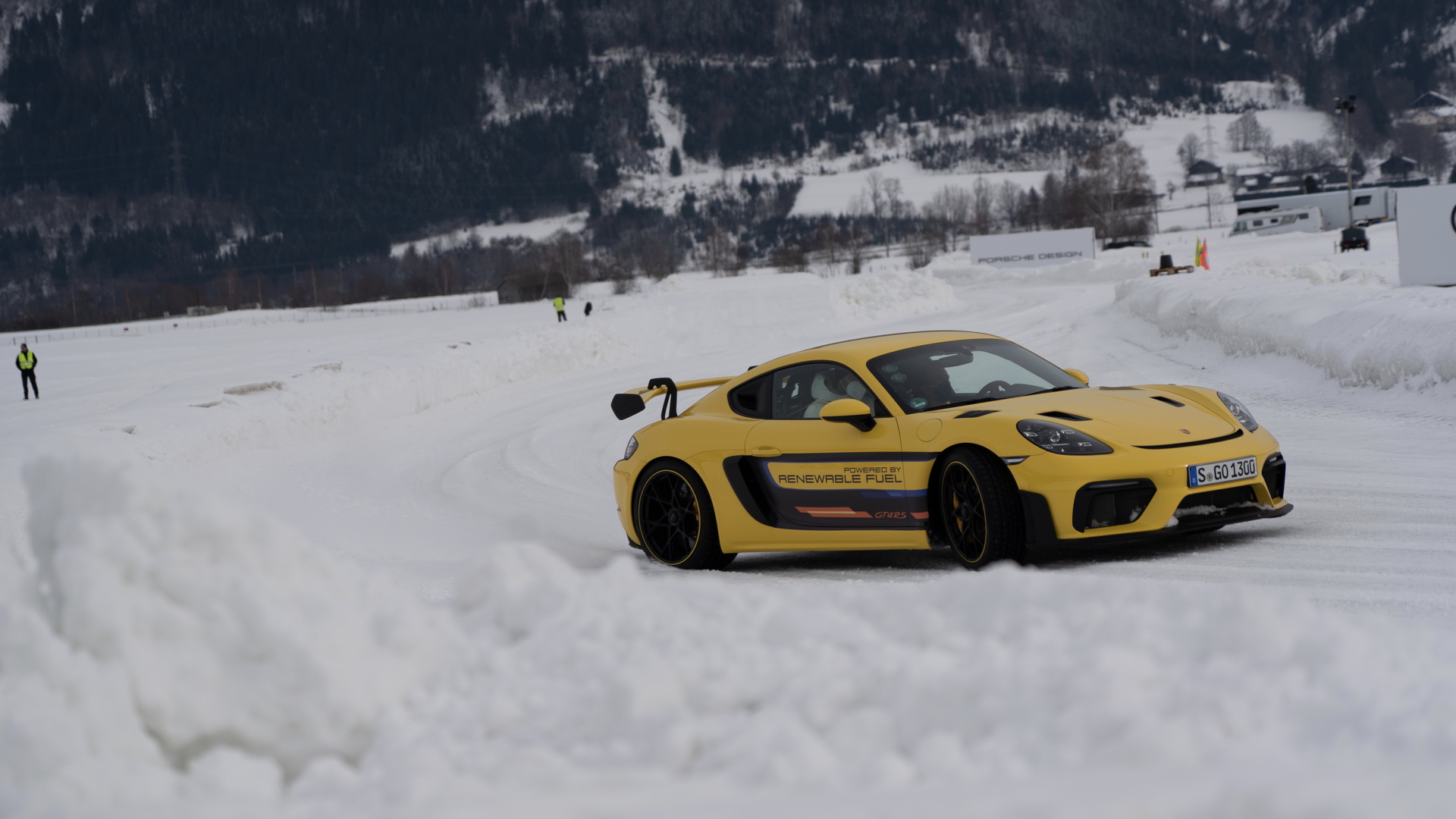 See How The Porsche 718 Cayman GT4 RS Handles Ice Racing In Austria