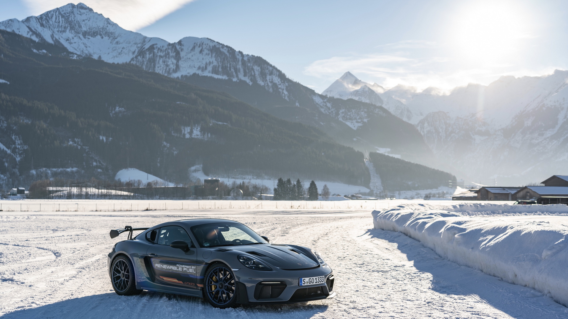 See How The Porsche 718 Cayman GT4 RS Handles Ice Racing In Austria
