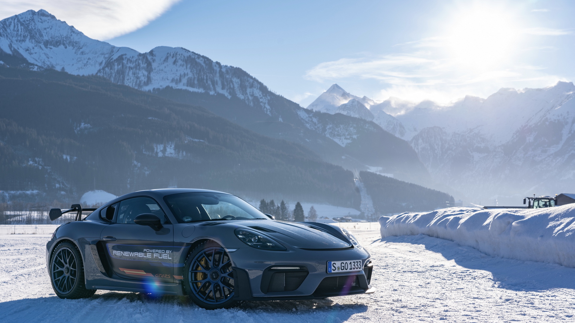 See How The Porsche 718 Cayman GT4 RS Handles Ice Racing In Austria
