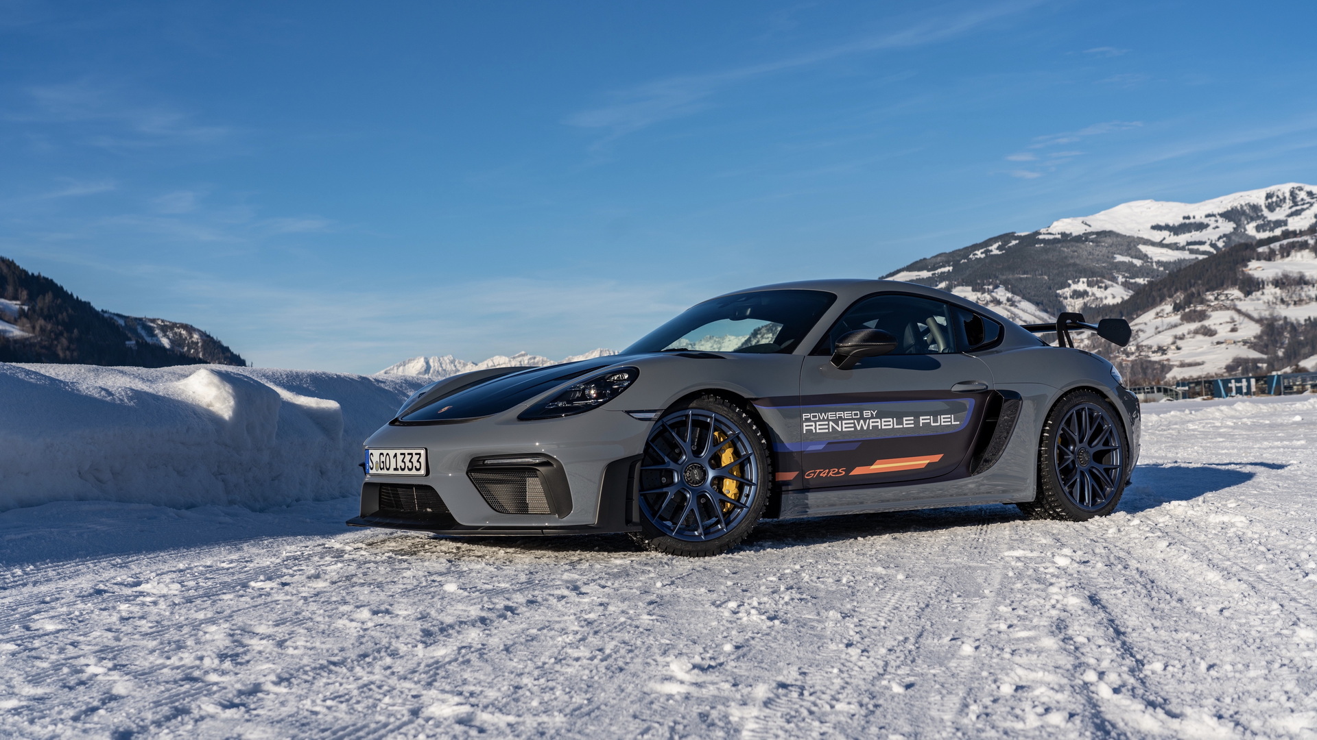 See How The Porsche 718 Cayman GT4 RS Handles Ice Racing In Austria