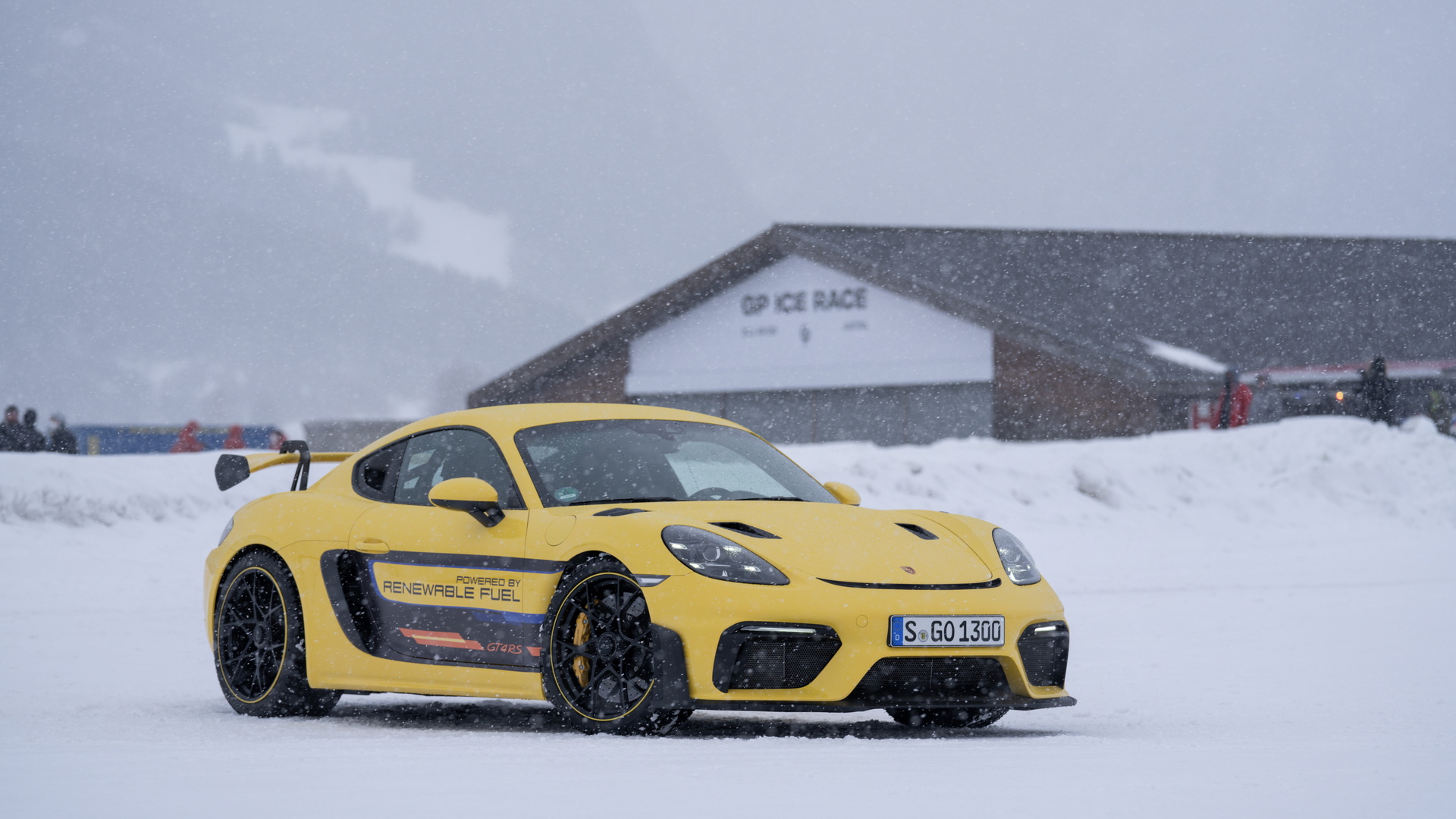 See How The Porsche 718 Cayman GT4 RS Handles Ice Racing In Austria