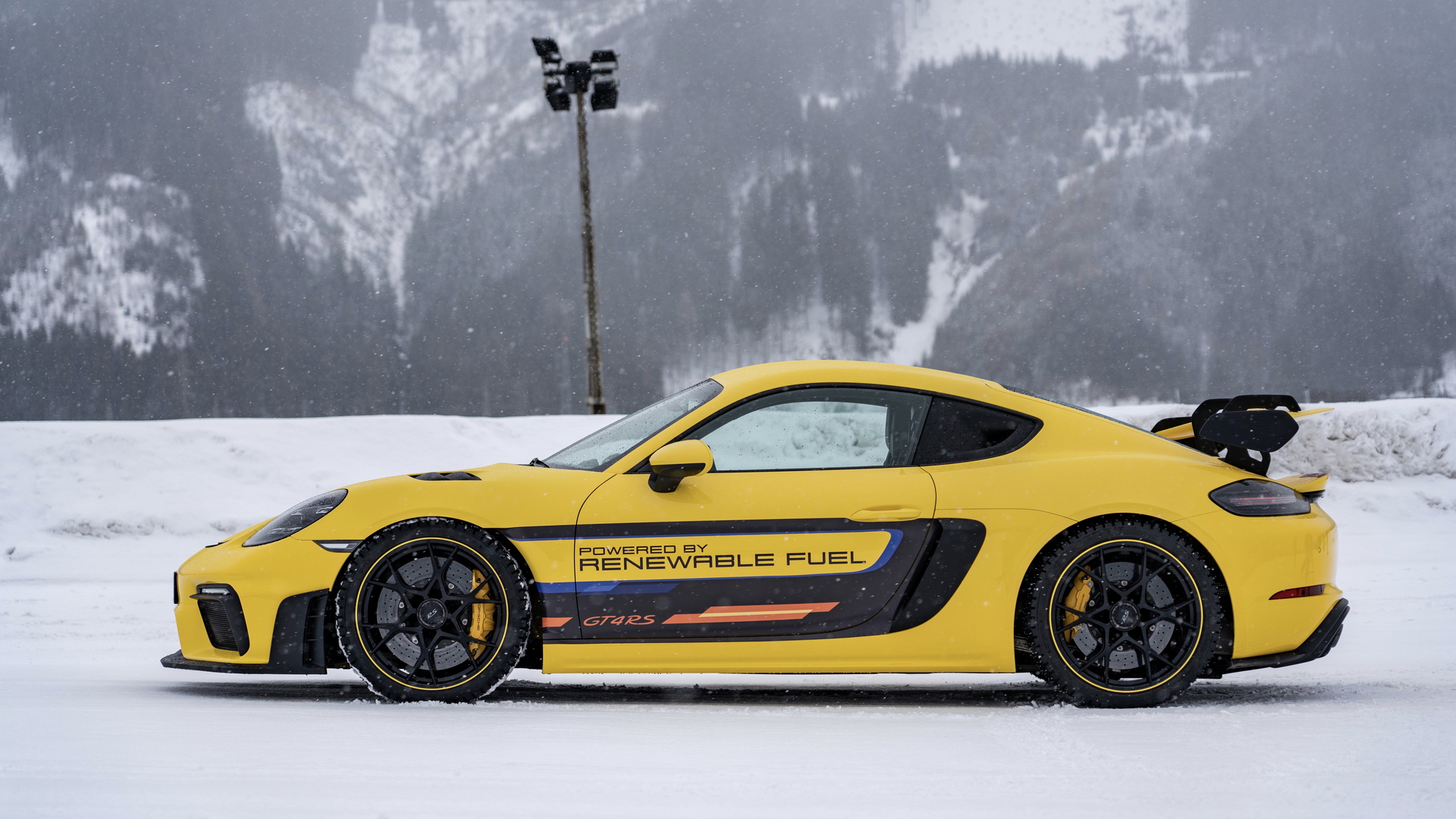 See How The Porsche 718 Cayman GT4 RS Handles Ice Racing In Austria