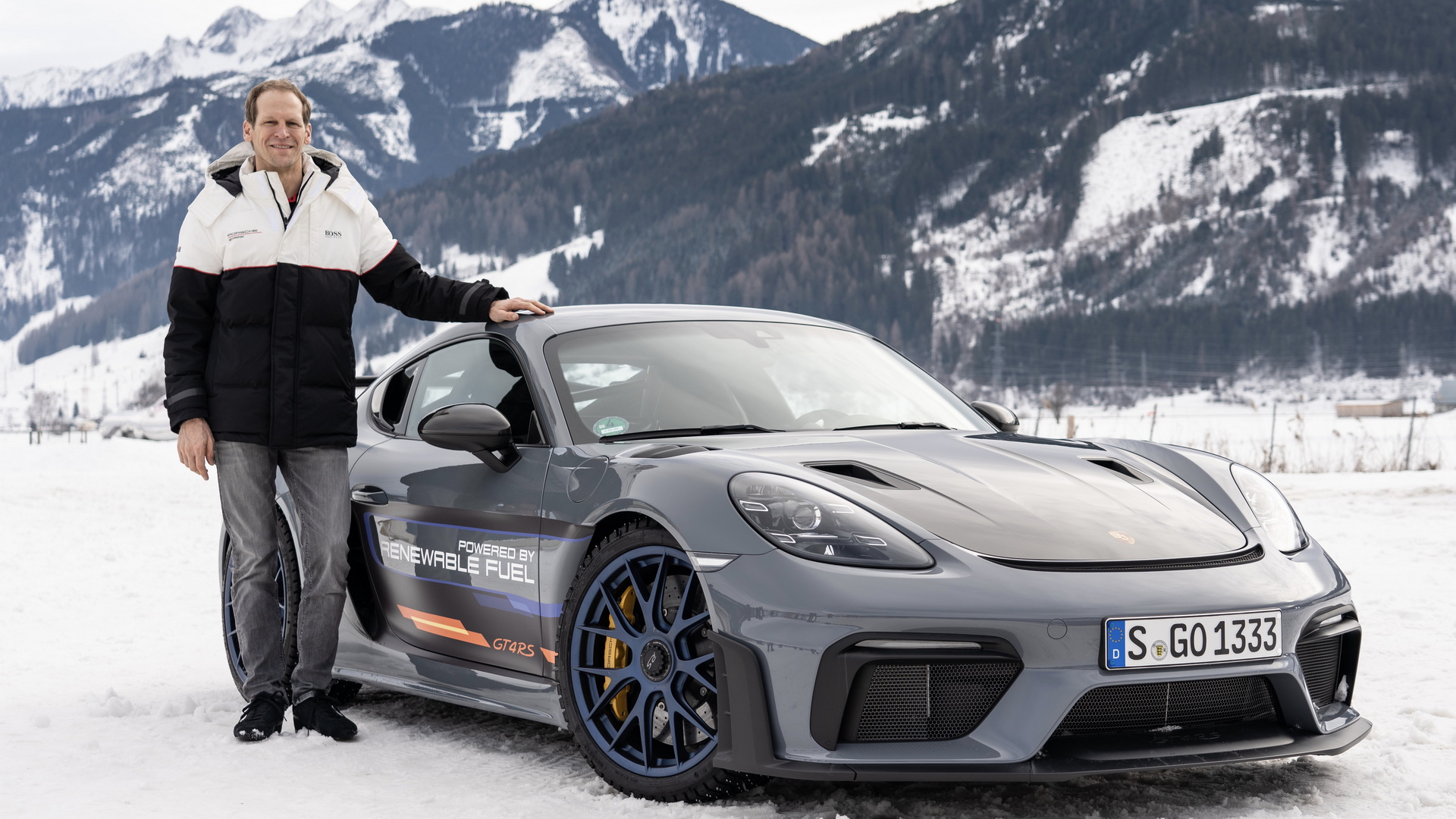 See How The Porsche 718 Cayman GT4 RS Handles Ice Racing In Austria