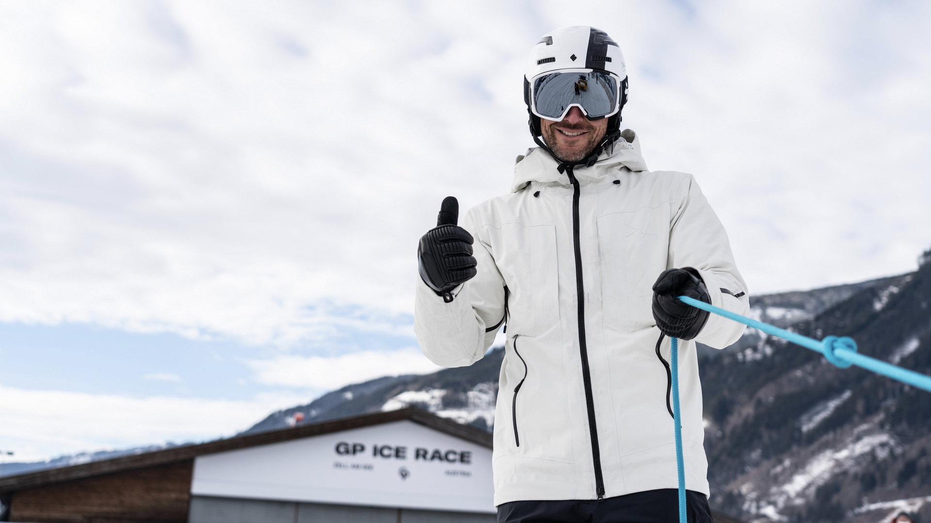 See How The Porsche 718 Cayman GT4 RS Handles Ice Racing In Austria