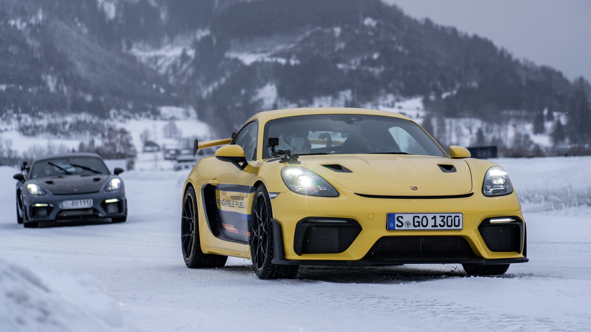 See How The Porsche 718 Cayman GT4 RS Handles Ice Racing In Austria