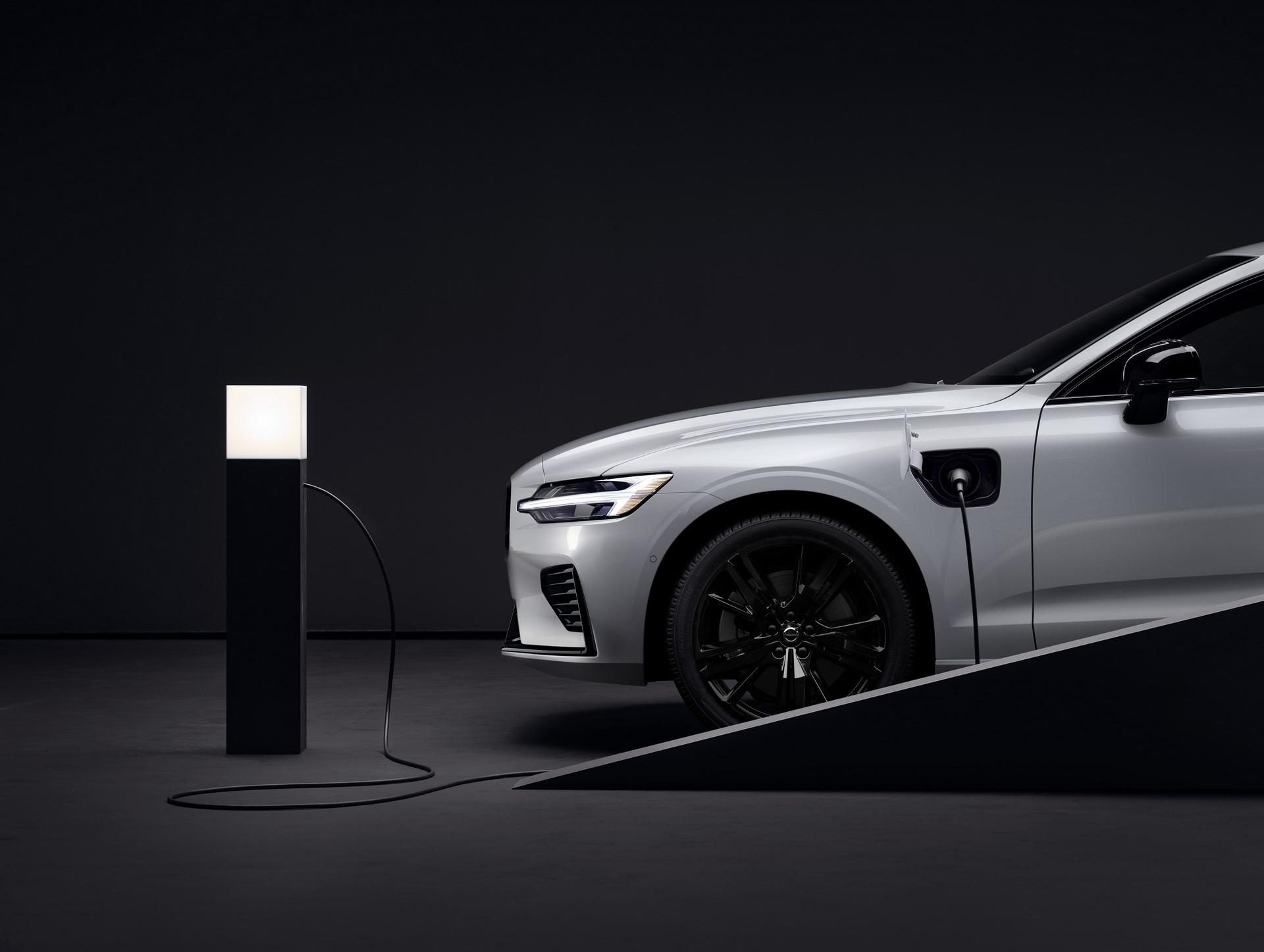 The 2022 Volvo S60 Black Edition Will Be Limited To Just 450 Examples