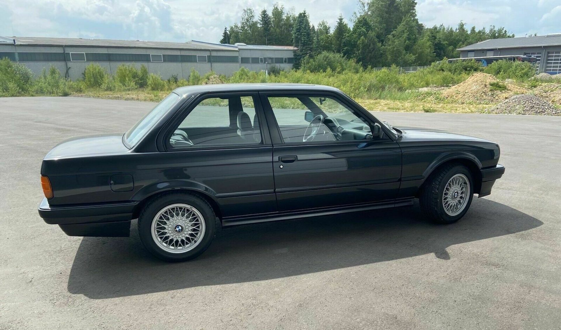 This 1990 BMW 320i Is One Of The Lowest Mileage E30s We’ve Ever Seen