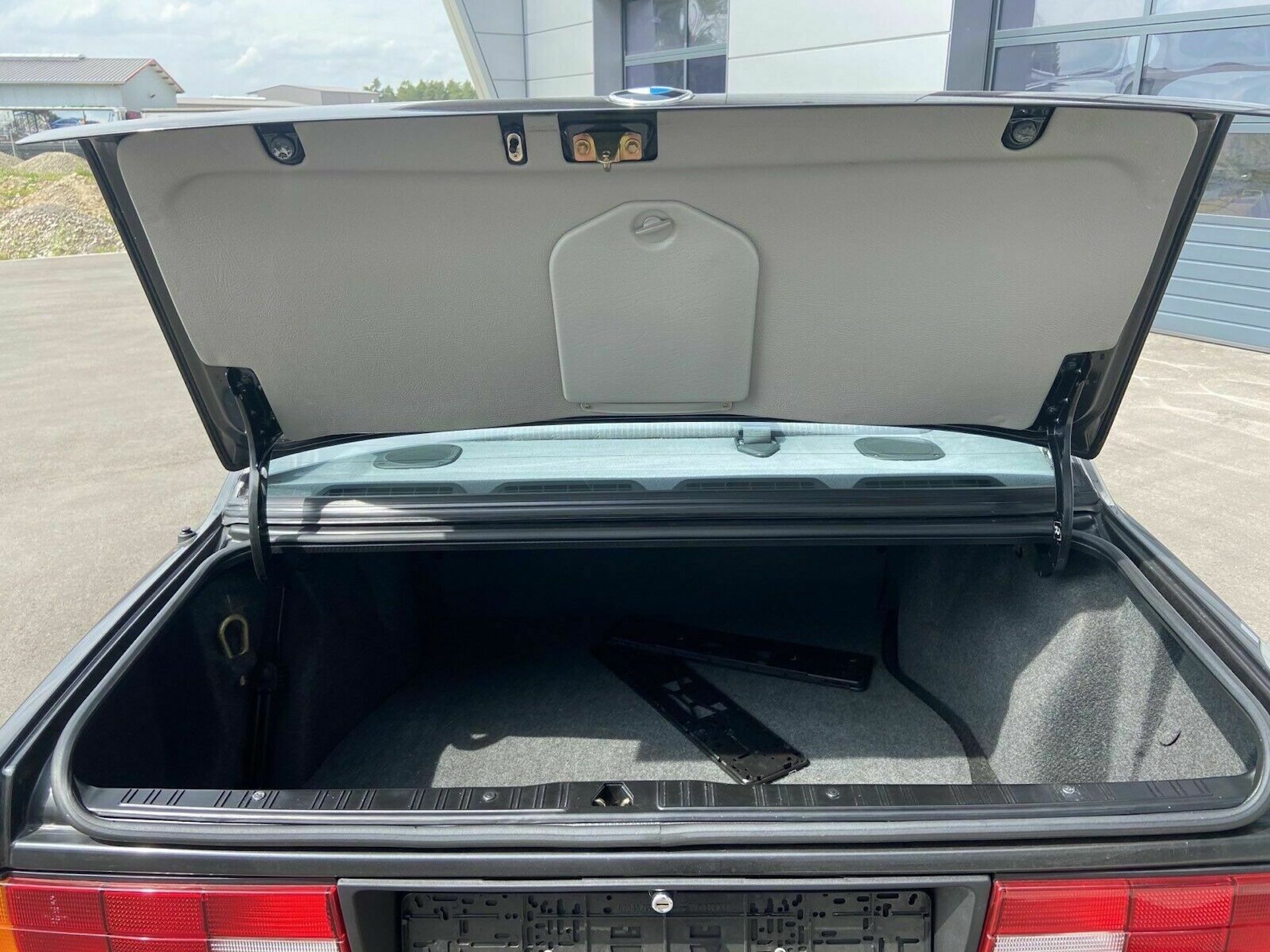 This 1990 BMW 320i Is One Of The Lowest Mileage E30s We’ve Ever Seen