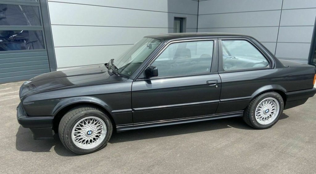  This 1990 BMW 320i Is One Of The Lowest Mileage E30s We’ve Ever Seen