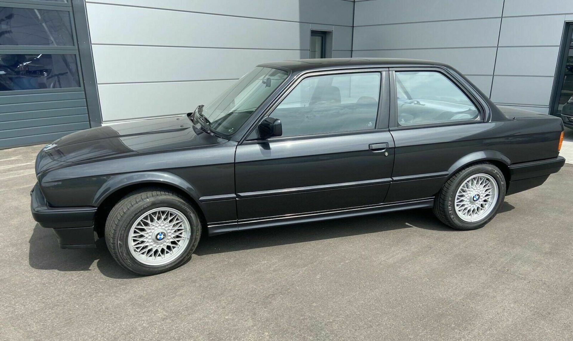 This 1990 BMW 320i Is One Of The Lowest Mileage E30s We’ve Ever Seen
