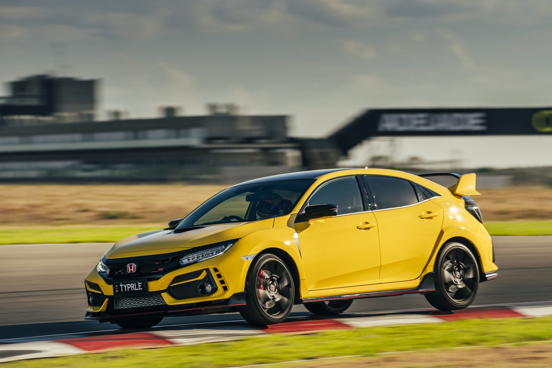 Outgoing Honda Civic Type R Limited Edition Sets FWD Lap Record At The Bend