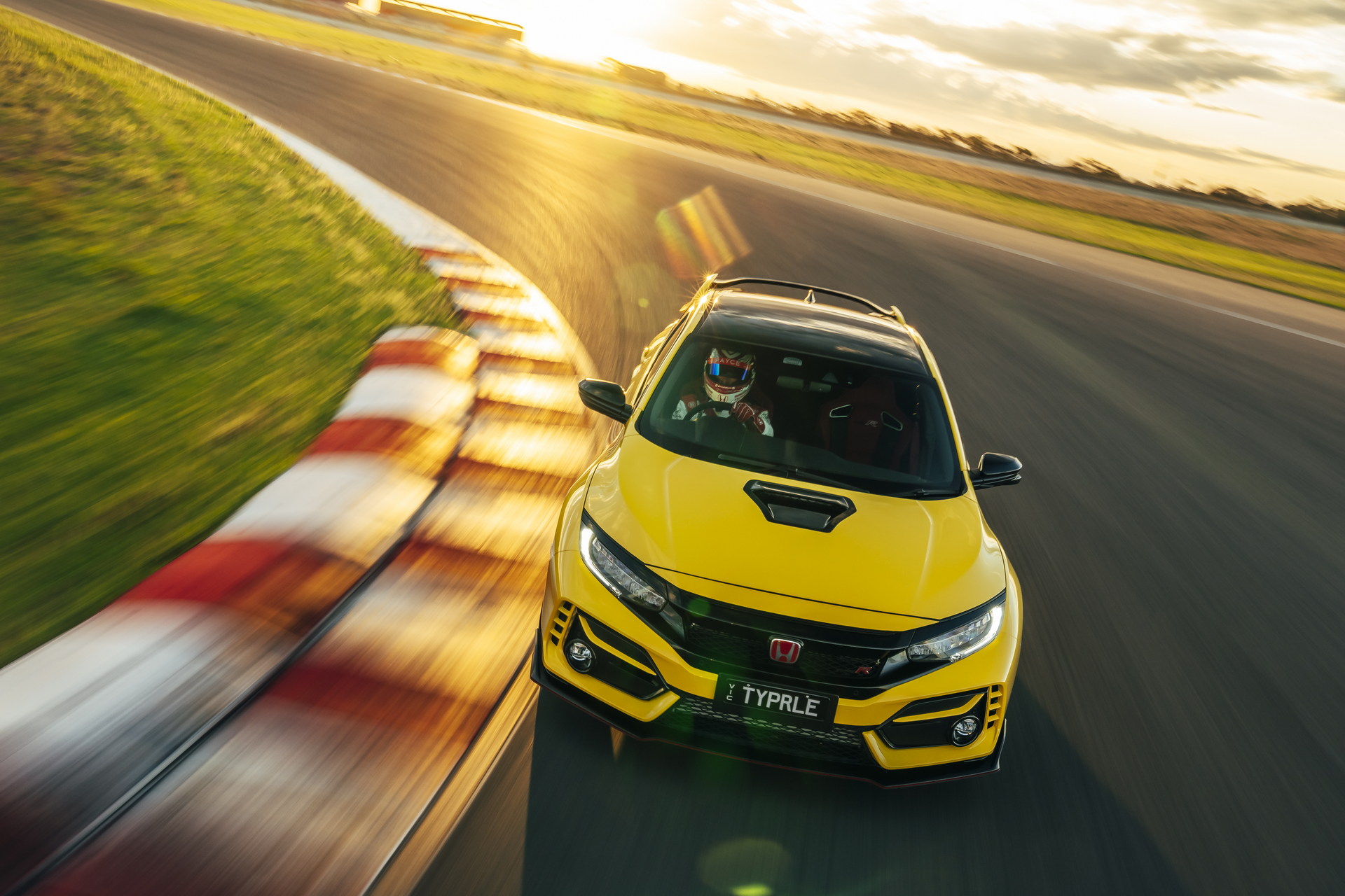 Outgoing Honda Civic Type R Limited Edition Sets FWD Lap Record At The Bend