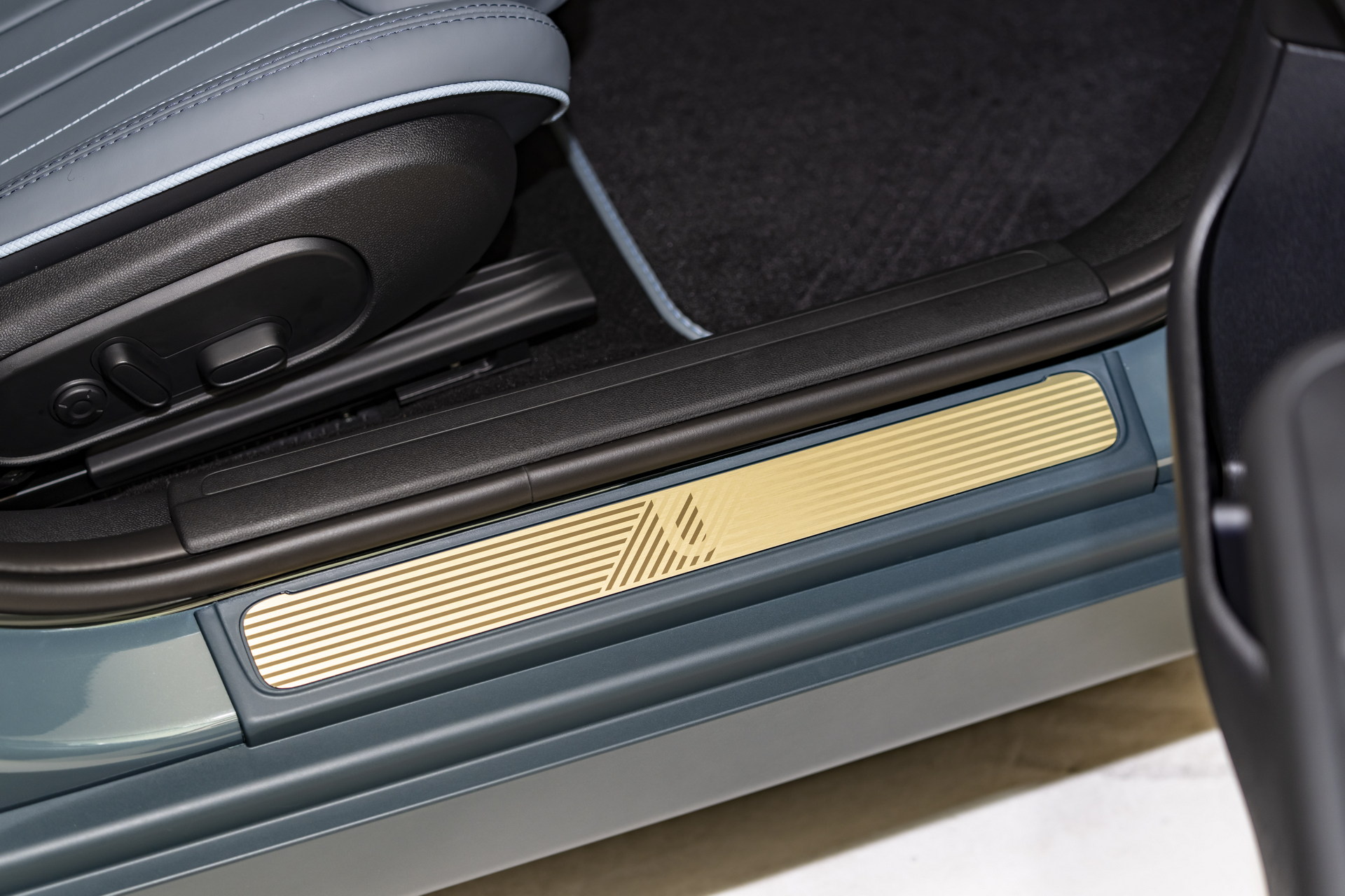 New MINI Edition Models Bring More Distinctive Style To The Entire Range