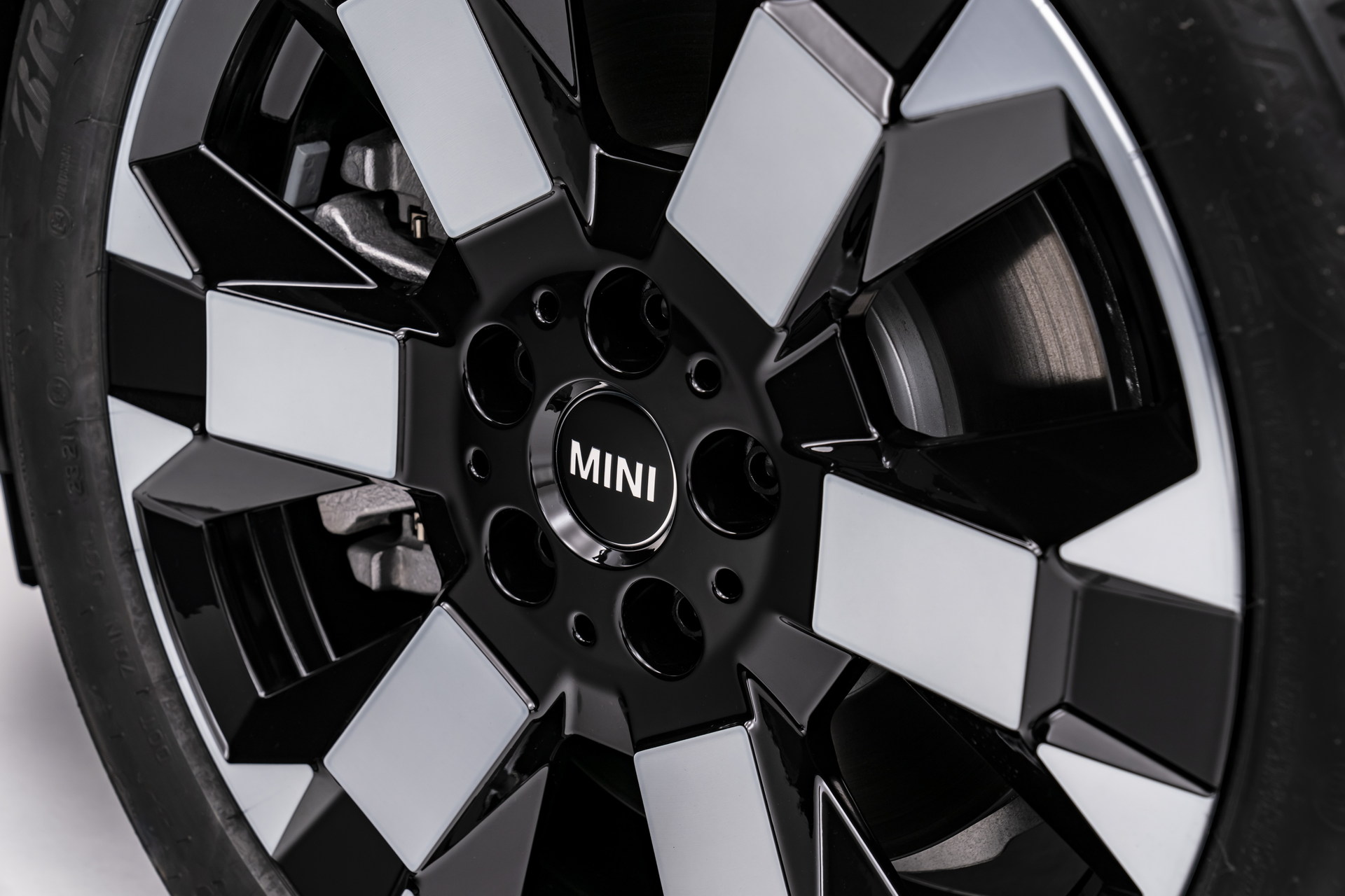 New MINI Edition Models Bring More Distinctive Style To The Entire Range