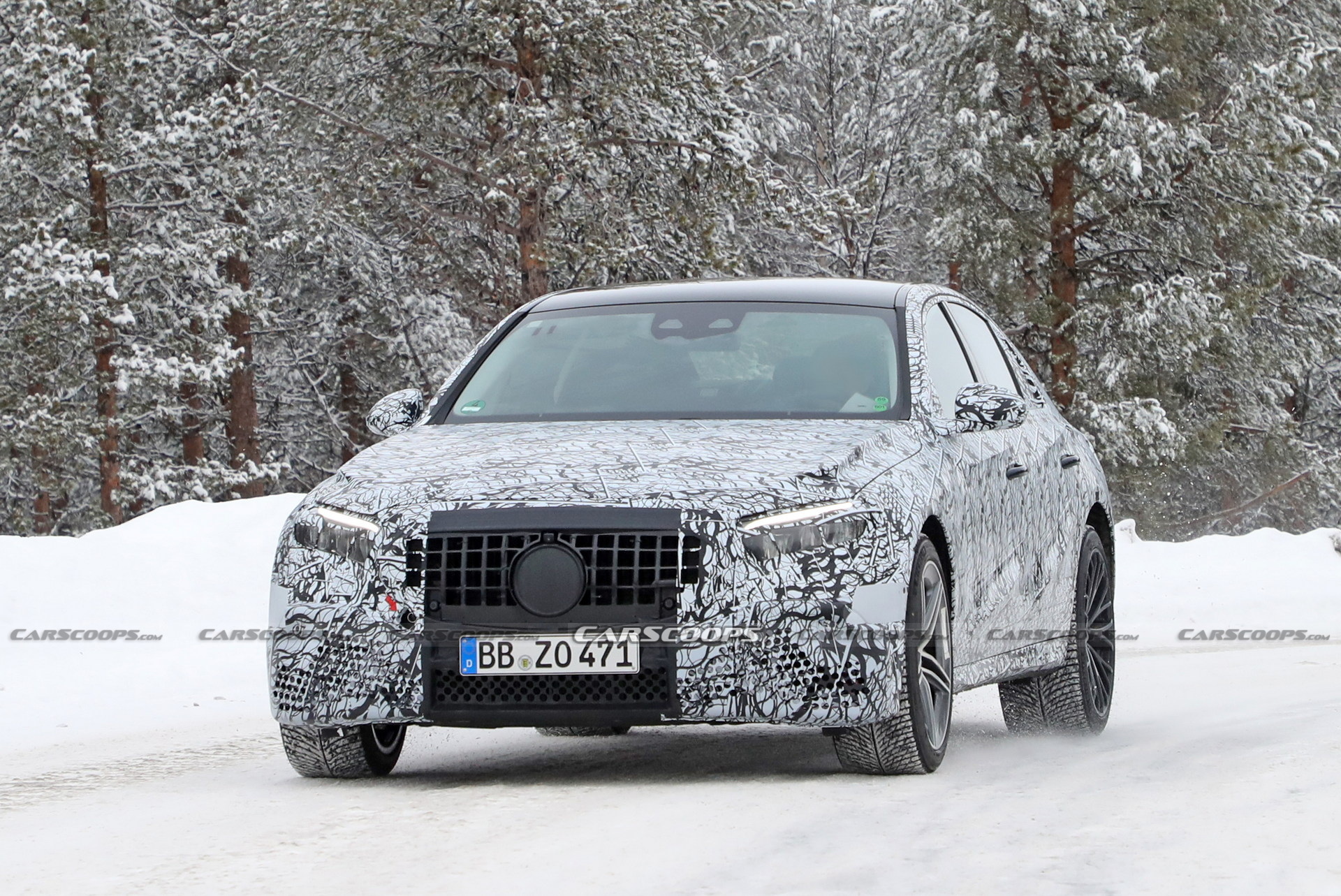 Mercedes-AMG E53e Hybrid Spied With Mismatched Wheels, Quad Tailpipes