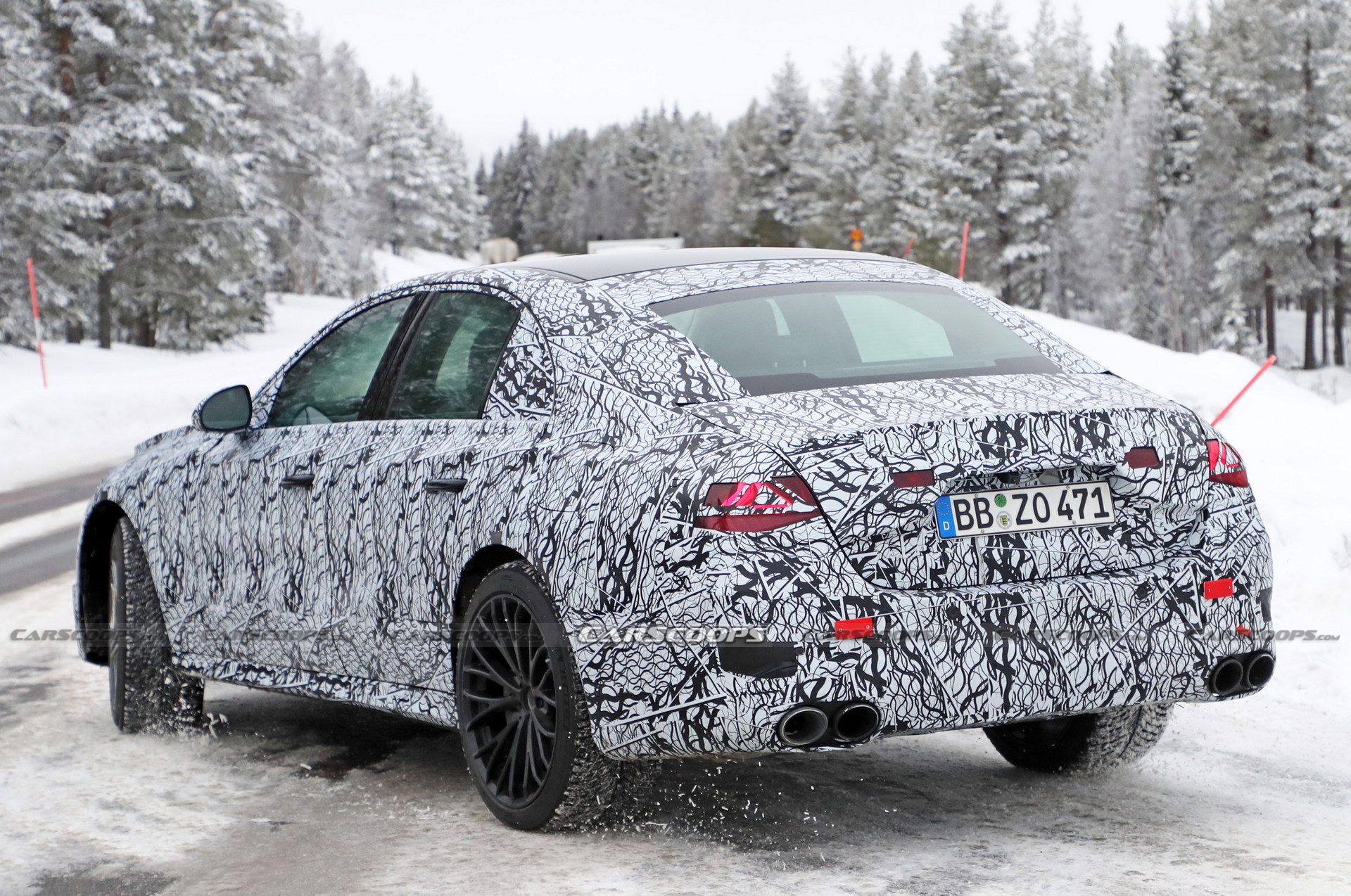 Mercedes-AMG E53e Hybrid Spied With Mismatched Wheels, Quad Tailpipes