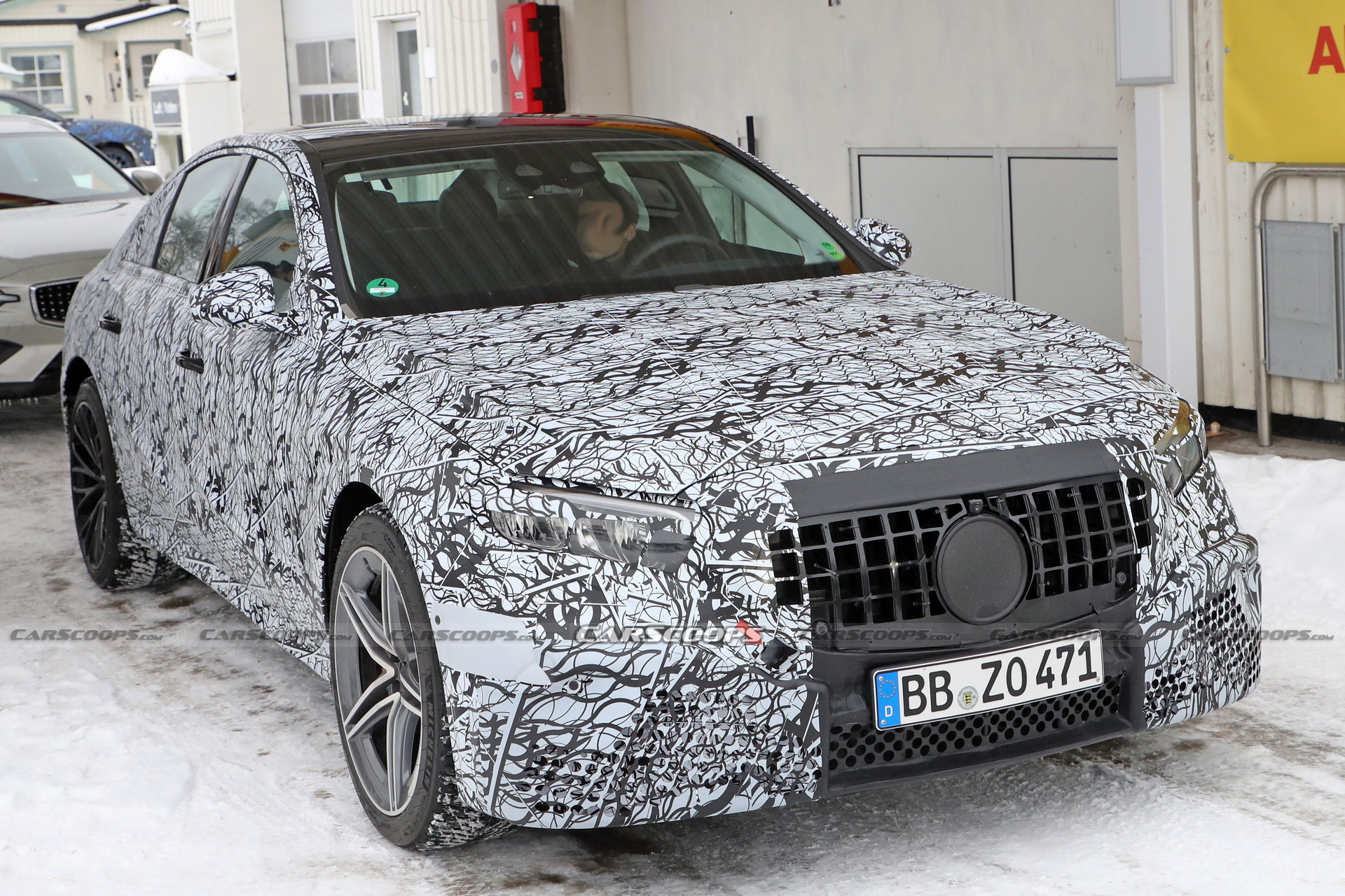 Mercedes-AMG E53e Hybrid Spied With Mismatched Wheels, Quad Tailpipes