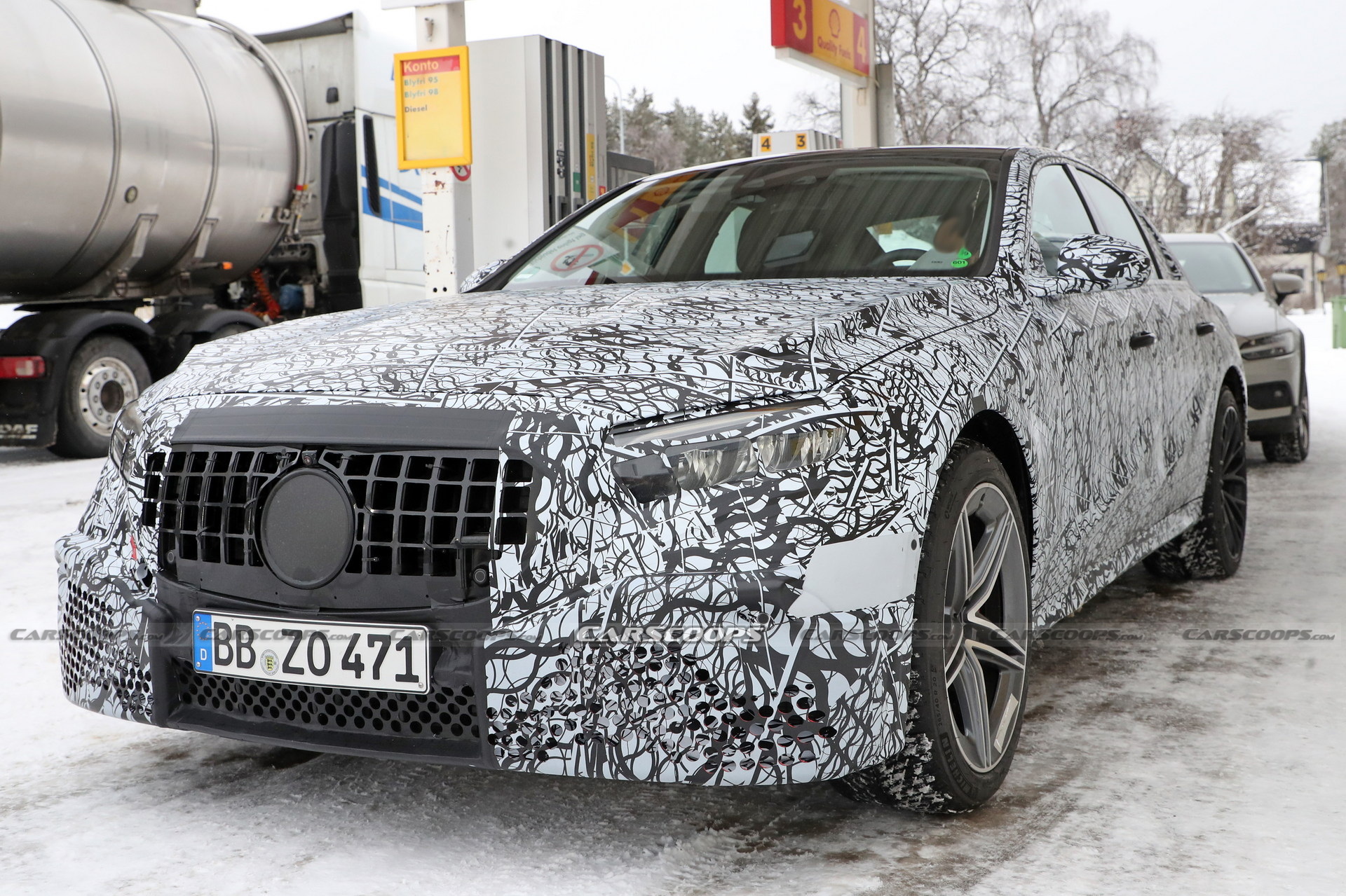 Mercedes-AMG E53e Hybrid Spied With Mismatched Wheels, Quad Tailpipes