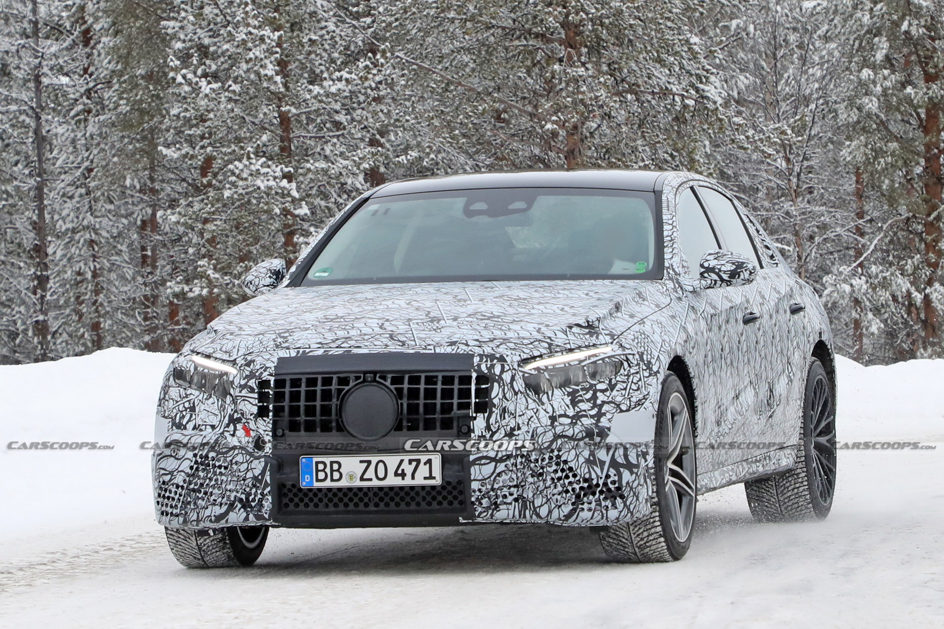 Mercedes-AMG E53e Hybrid Spied With Mismatched Wheels, Quad Tailpipes