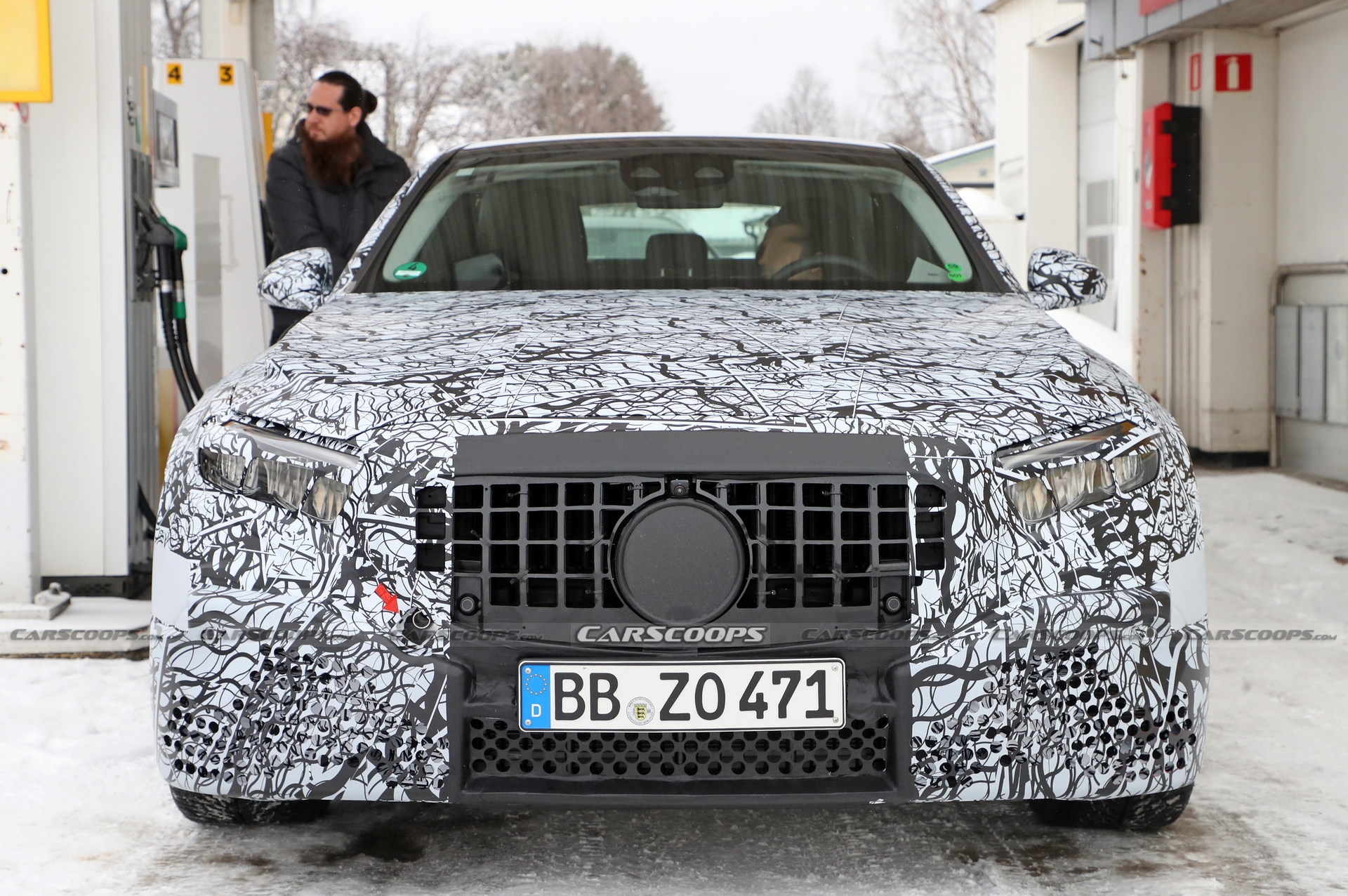 Mercedes-AMG E53e Hybrid Spied With Mismatched Wheels, Quad Tailpipes