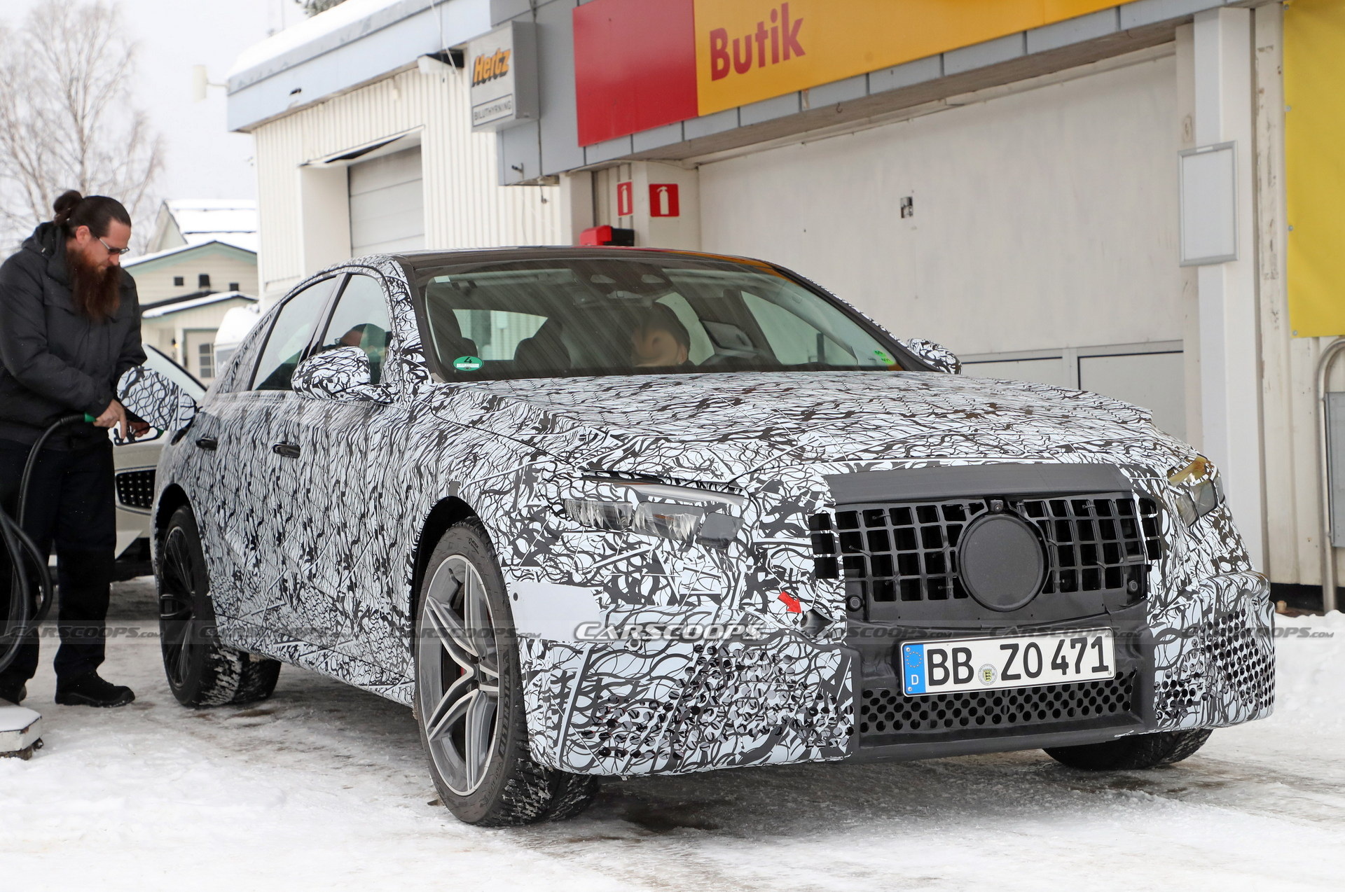 Mercedes-AMG E53e Hybrid Spied With Mismatched Wheels, Quad Tailpipes