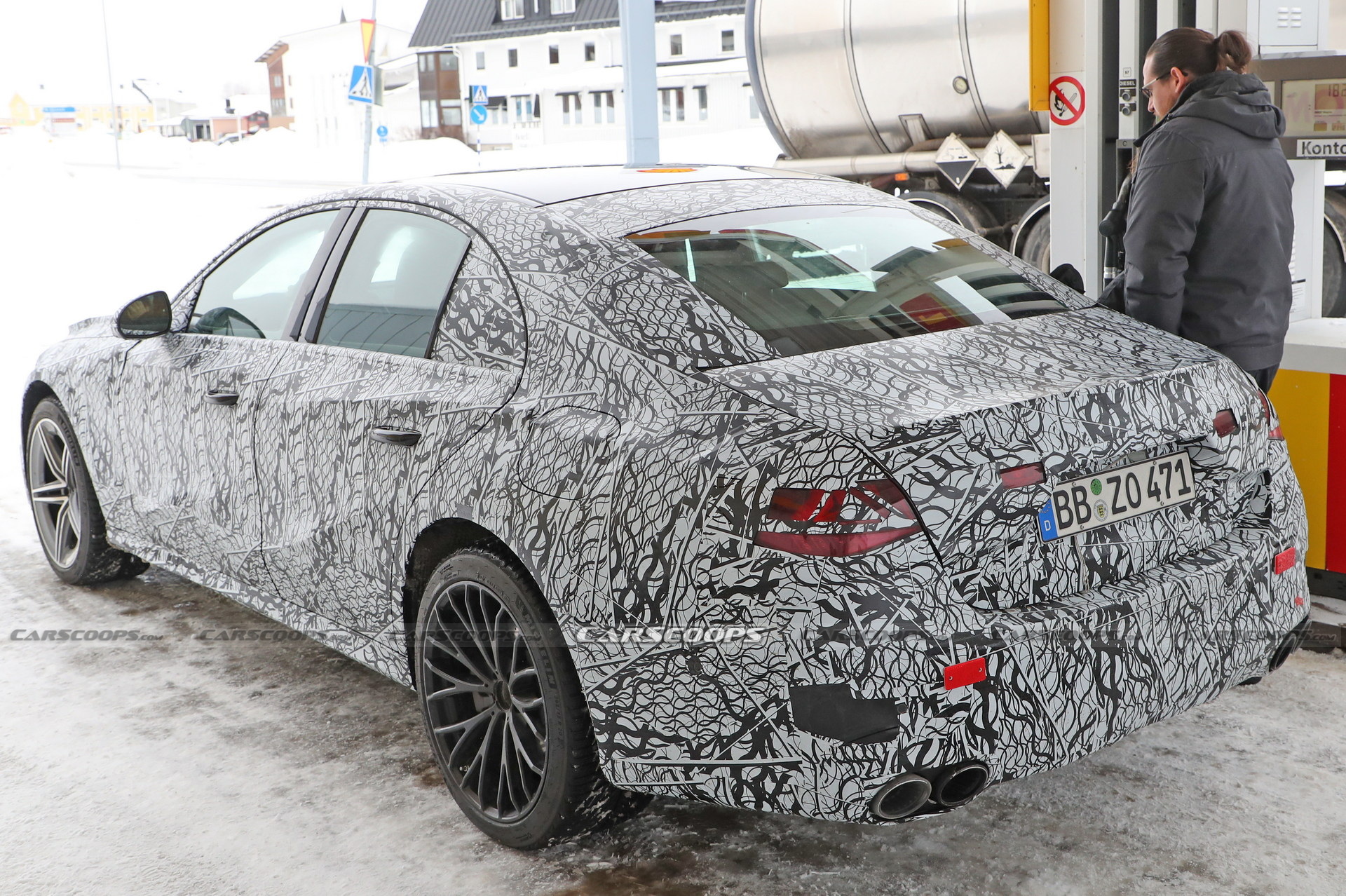 Mercedes-AMG E53e Hybrid Spied With Mismatched Wheels, Quad Tailpipes