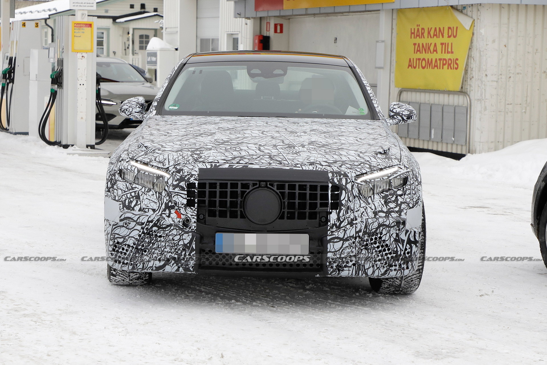 Mercedes-AMG E53e Hybrid Spied With Mismatched Wheels, Quad Tailpipes