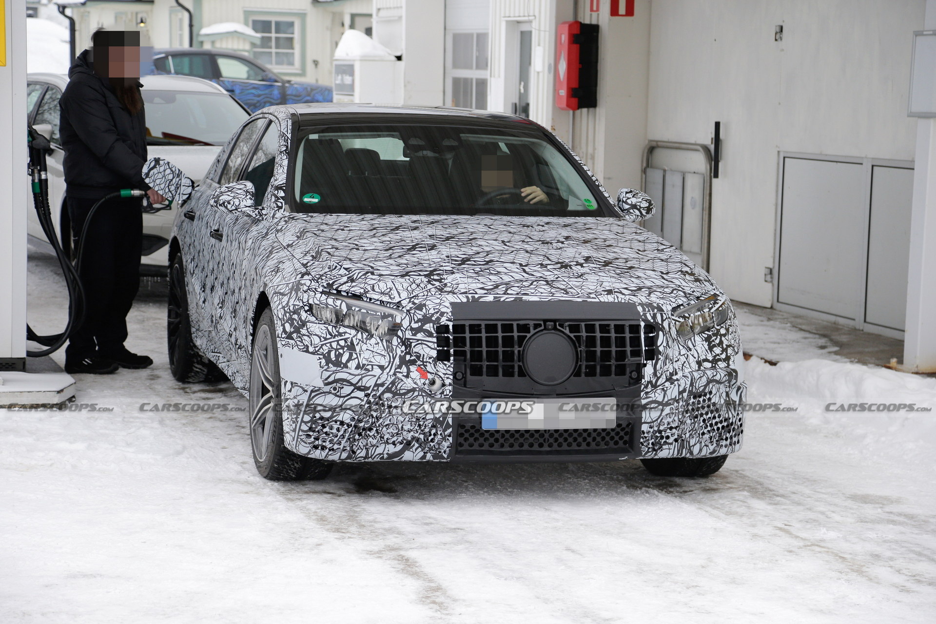 Mercedes-AMG E53e Hybrid Spied With Mismatched Wheels, Quad Tailpipes